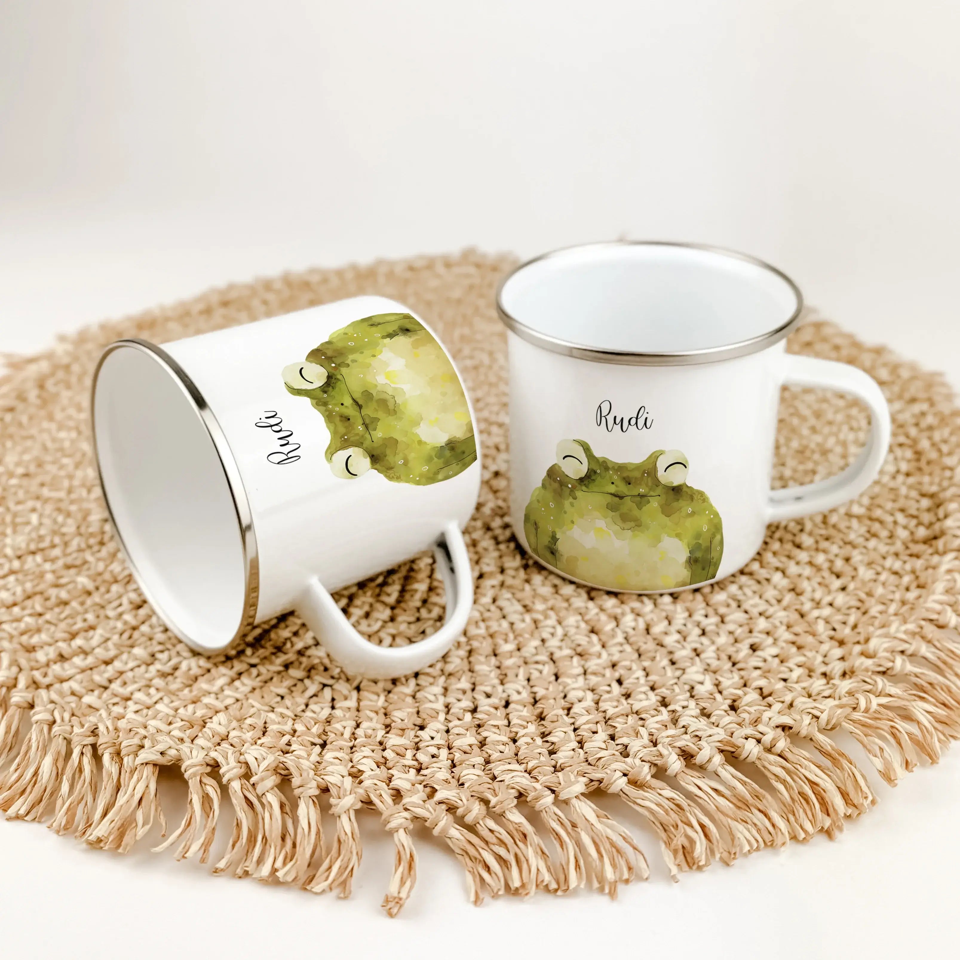 Emaille Tasse Frosch Portrait-famprints-Emaille Tasse-Entdecke die bezaubernde Emaille Tasse Frosch Portrait, die nicht nur zum Trinken einlädt, sondern auch ein kleines Kunstwerk für den Alltag ist. Diese Emaille Tasse personalisiert wird liebevoll für d