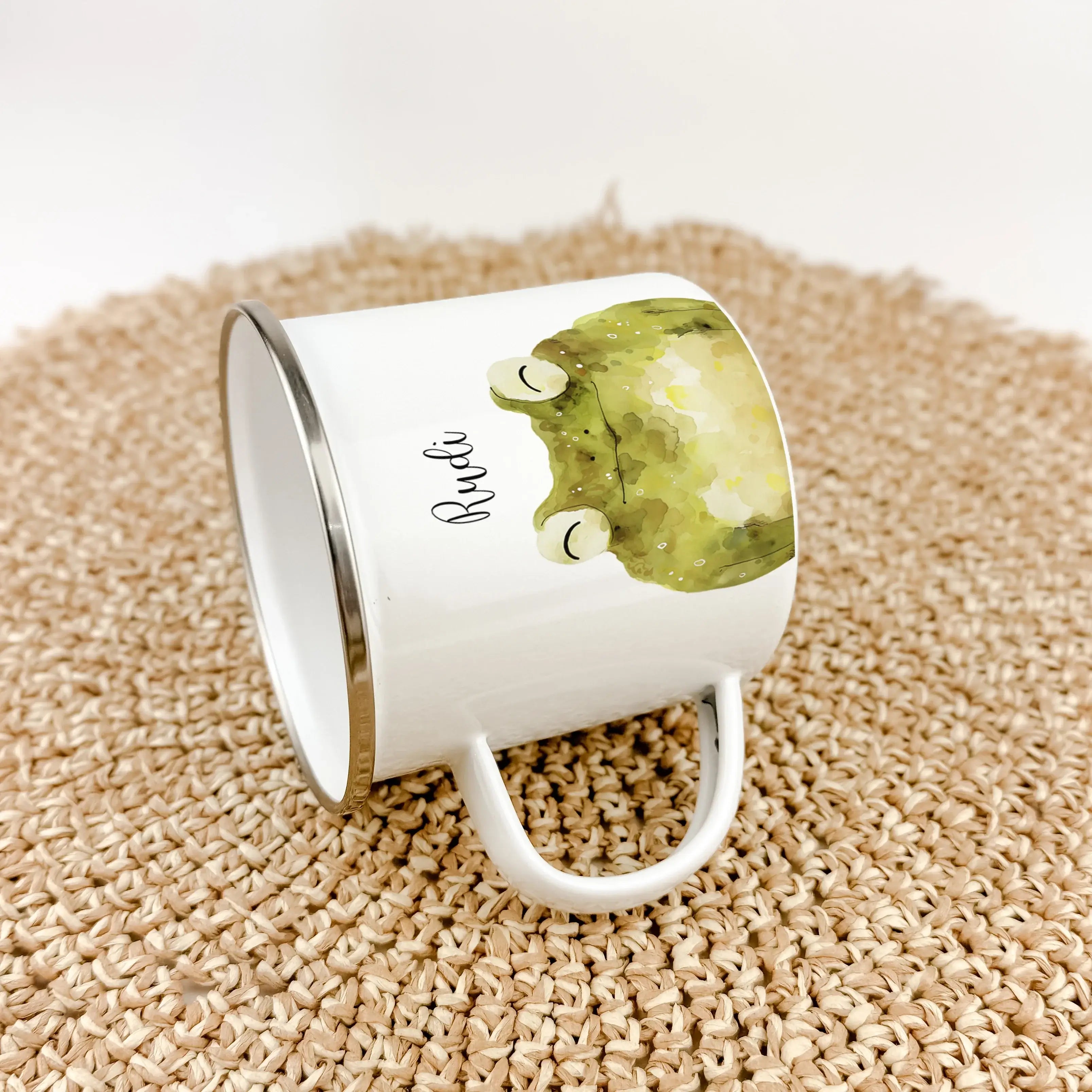 Emaille Tasse Frosch Portrait-famprints-Emaille Tasse-Entdecke die bezaubernde Emaille Tasse Frosch Portrait, die nicht nur zum Trinken einlädt, sondern auch ein kleines Kunstwerk für den Alltag ist. Diese Emaille Tasse personalisiert wird liebevoll für d