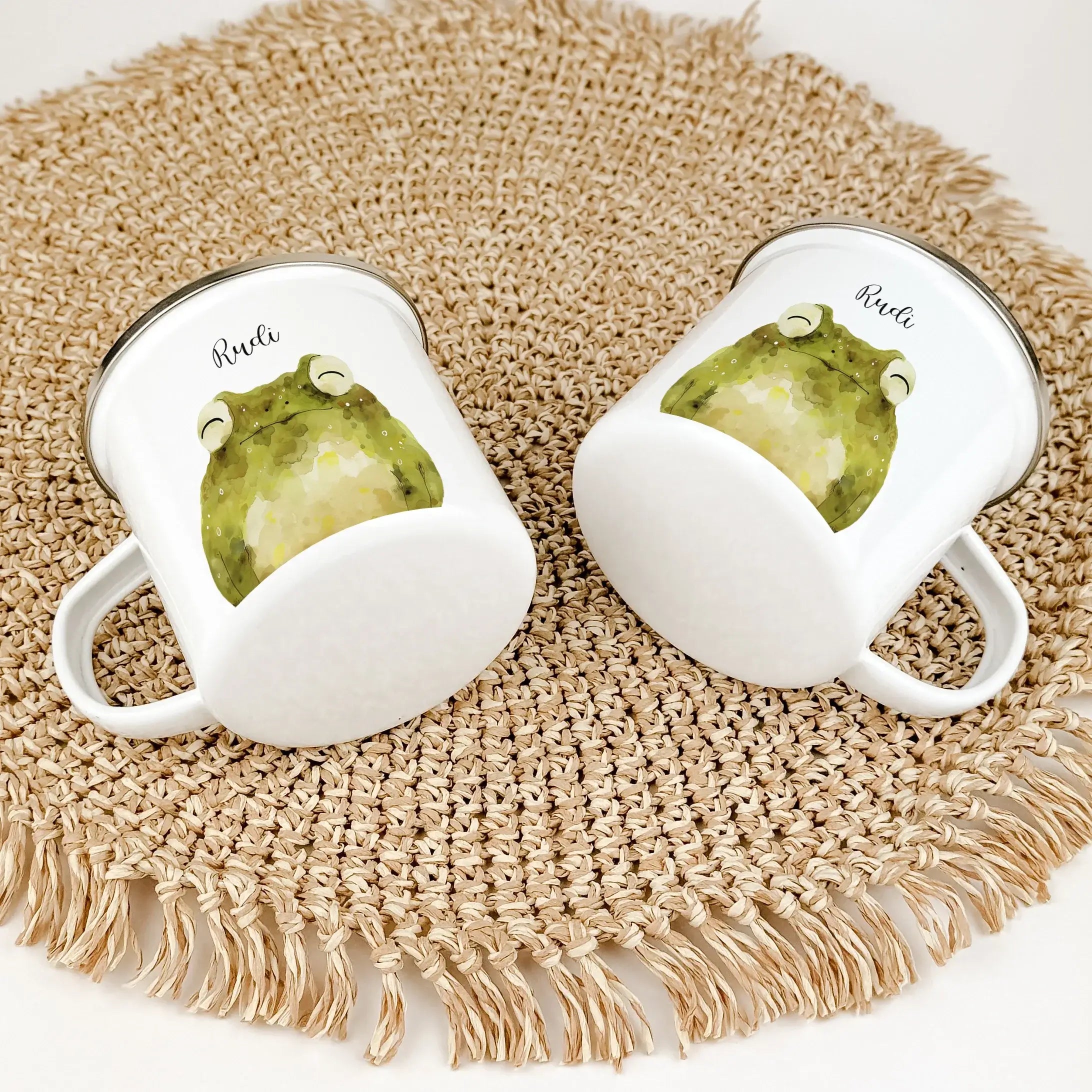 Emaille Tasse Frosch Portrait-famprints-Emaille Tasse-Entdecke die bezaubernde Emaille Tasse Frosch Portrait, die nicht nur zum Trinken einlädt, sondern auch ein kleines Kunstwerk für den Alltag ist. Diese Emaille Tasse personalisiert wird liebevoll für d