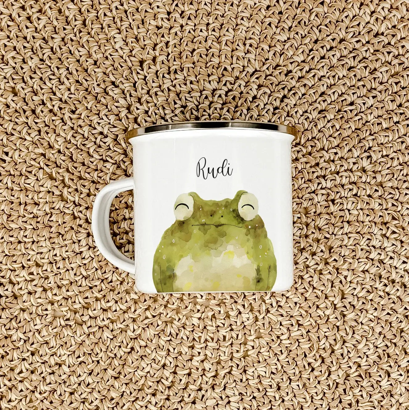 Emaille Tasse Frosch Portrait-famprints-Emaille Tasse-Entdecke die bezaubernde Emaille Tasse Frosch Portrait, die nicht nur zum Trinken einlädt, sondern auch ein kleines Kunstwerk für den Alltag ist. Diese Emaille Tasse personalisiert wird liebevoll für d