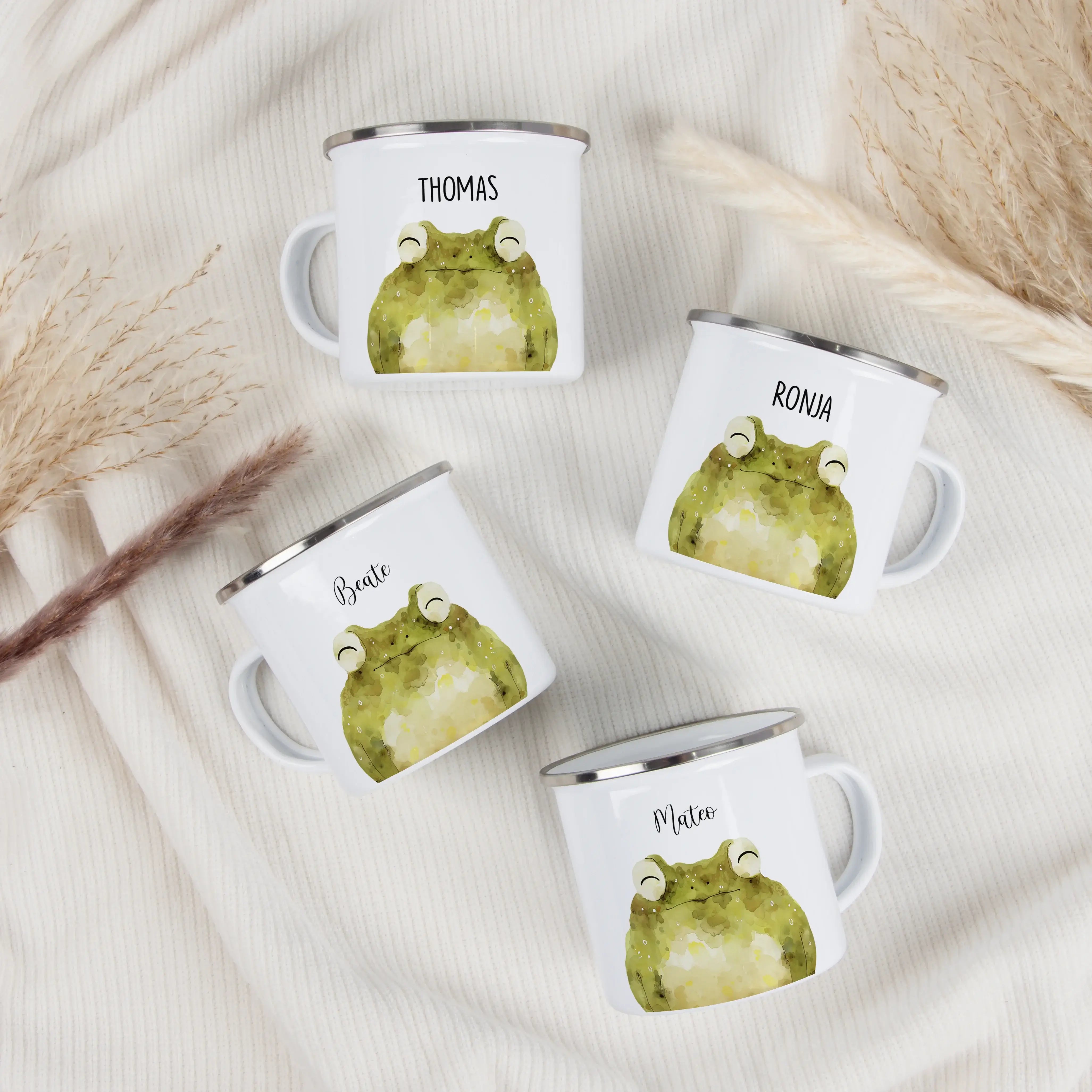 Emaille Tasse Frosch Portrait-Emaille Tasse-famprints-Die Emaille Tasse Frosch Portrait von famprints bringt dir ein kleines Stück Kreativität in den Alltag und verwandelt jedes Getränk in einen persönlichen Moment. Das liebevoll gestaltete Aquarellmotiv