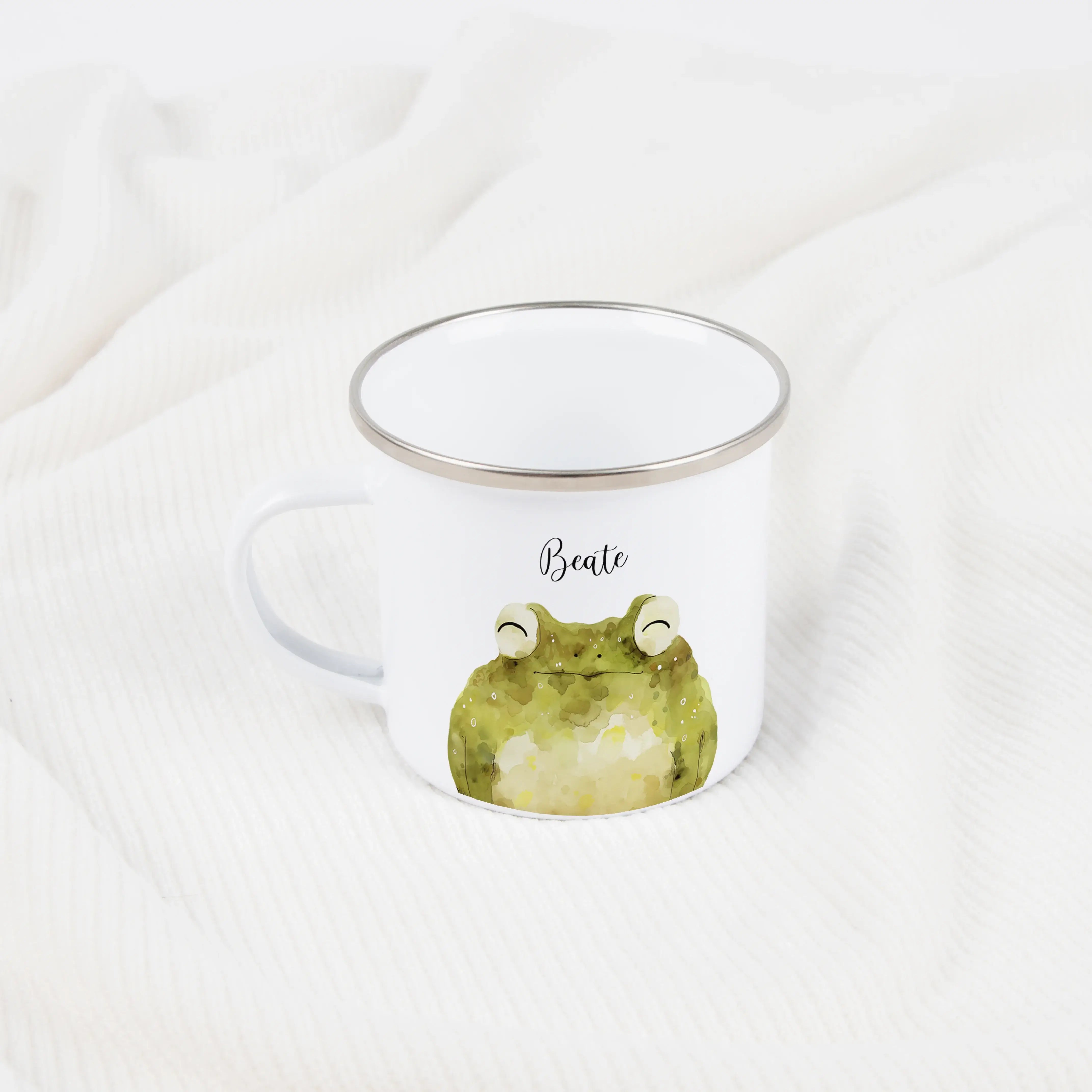 Emaille Tasse Frosch Portrait-Emaille Tasse-famprints-Die Emaille Tasse Frosch Portrait von famprints bringt dir ein kleines Stück Kreativität in den Alltag und verwandelt jedes Getränk in einen persönlichen Moment. Das liebevoll gestaltete Aquarellmotiv