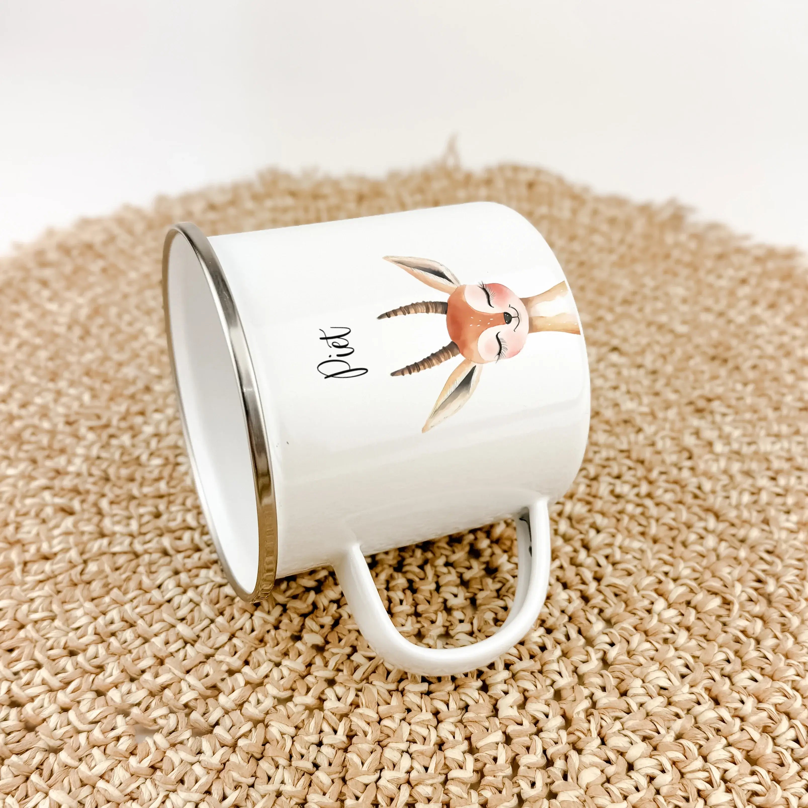 Emaille Tasse Gazelle Portrait-famprints-Emaille Tasse-Entdecke die zauberhafte Emaille Tasse Gazelle Portrait – das perfekte Geschenk für jedes Kind! Diese liebevoll designte Emaille Tasse personalisiert begeistert nicht nur mit ihrem charmanten Gazellen
