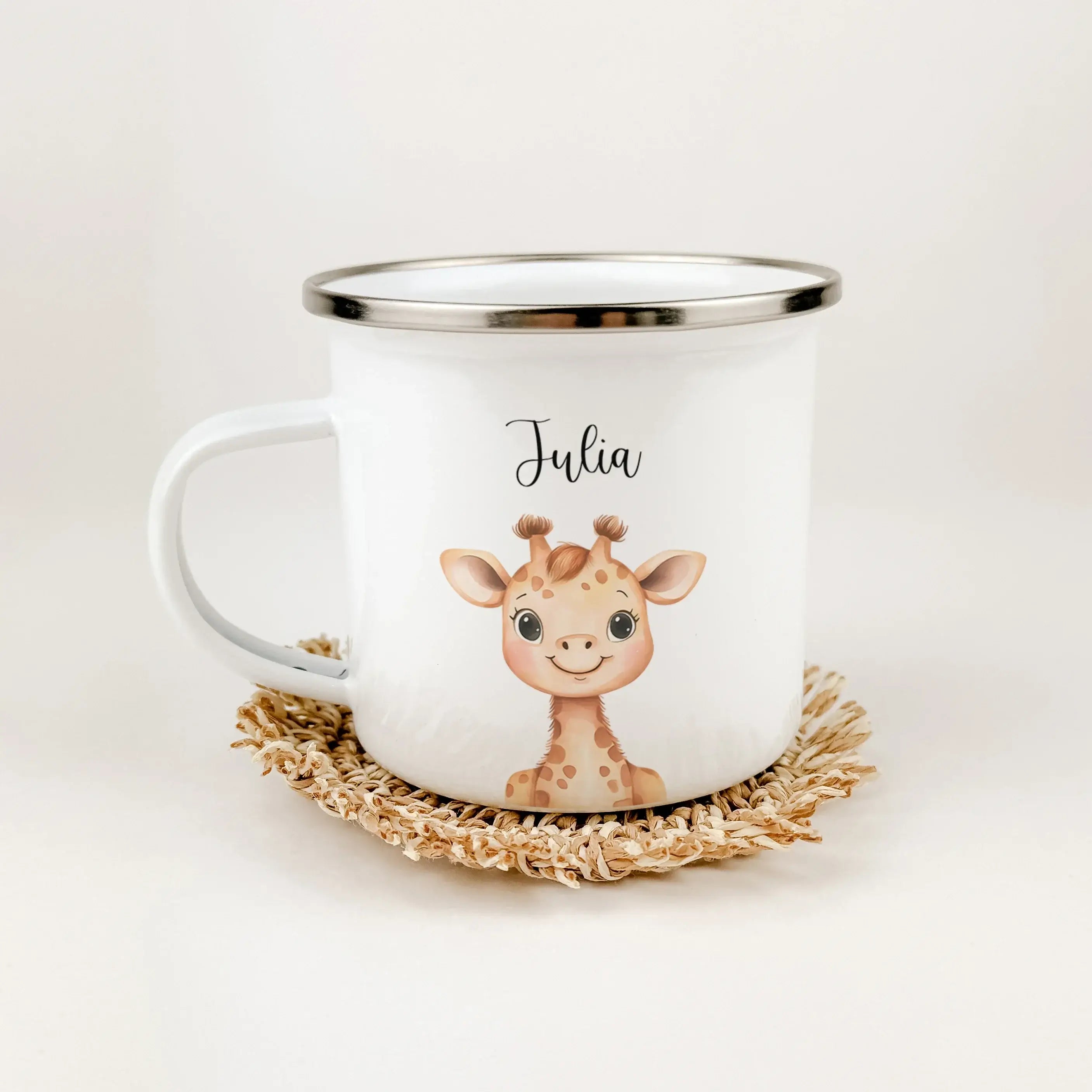 Emaille Tasse Giraffe Portrait-famprints-Emaille Tasse-Entdecke die wunderschöne Emaille Tasse Giraffe Portrait, die perfekt personalisiert werden kann! Diese besondere Tasse zaubert jedem Kind ein Lächeln ins Gesicht und ist ein ideales Geschenk zu Anläs