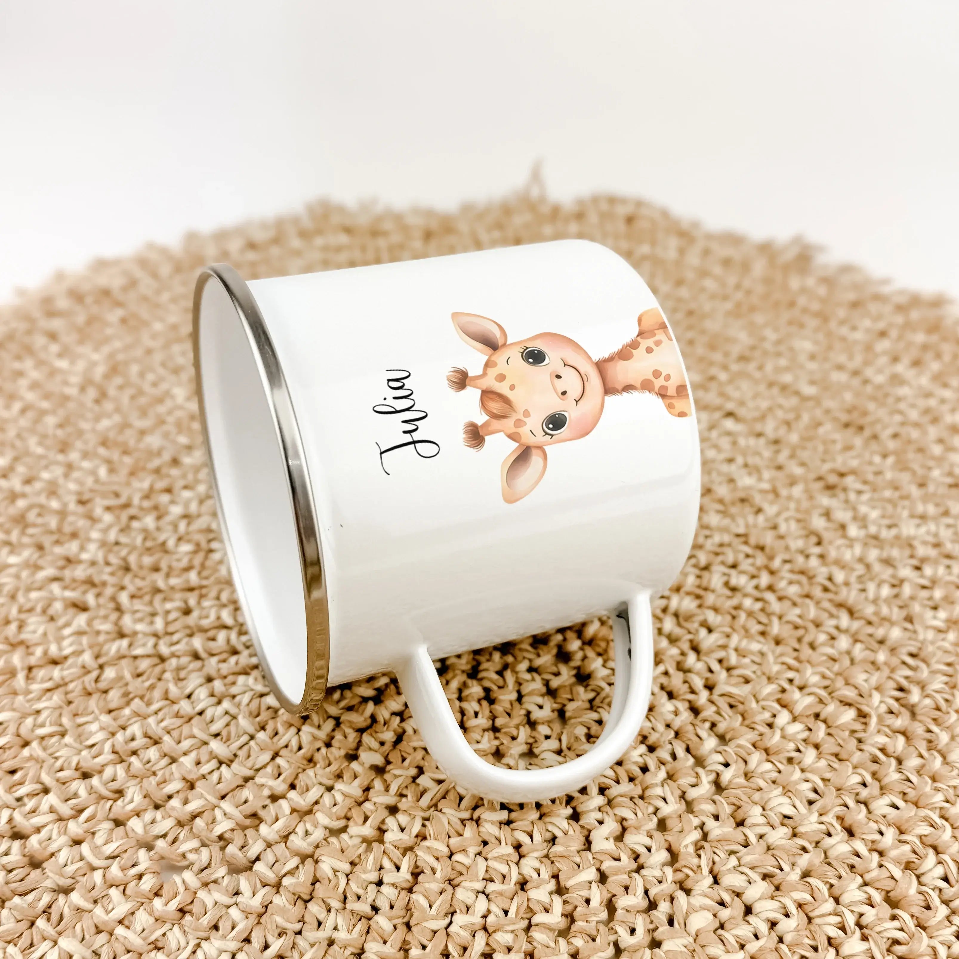 Emaille Tasse Giraffe Portrait-famprints-Emaille Tasse-Entdecke die wunderschöne Emaille Tasse Giraffe Portrait, die perfekt personalisiert werden kann! Diese besondere Tasse zaubert jedem Kind ein Lächeln ins Gesicht und ist ein ideales Geschenk zu Anläs