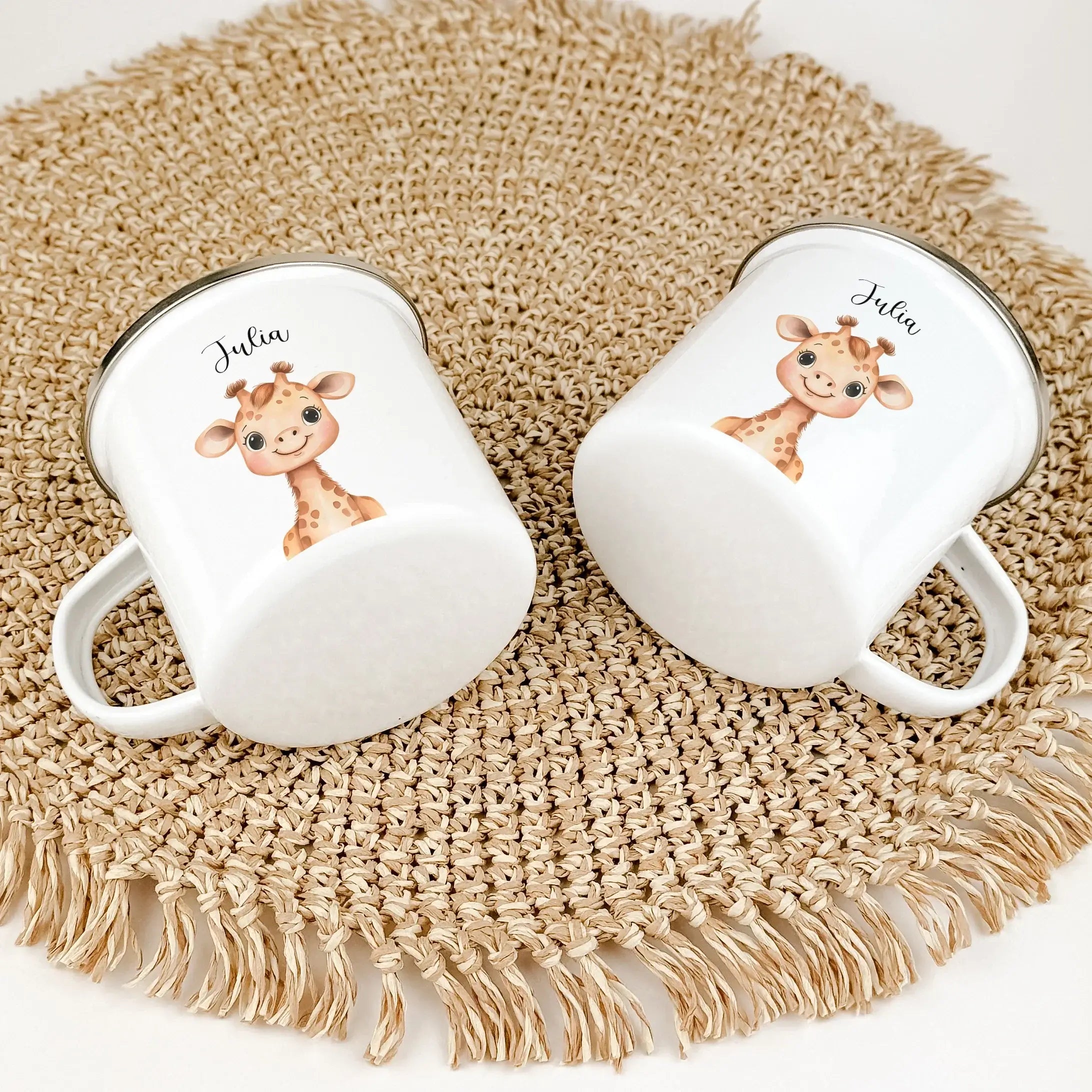 Emaille Tasse Giraffe Portrait-famprints-Emaille Tasse-Entdecke die wunderschöne Emaille Tasse Giraffe Portrait, die perfekt personalisiert werden kann! Diese besondere Tasse zaubert jedem Kind ein Lächeln ins Gesicht und ist ein ideales Geschenk zu Anläs