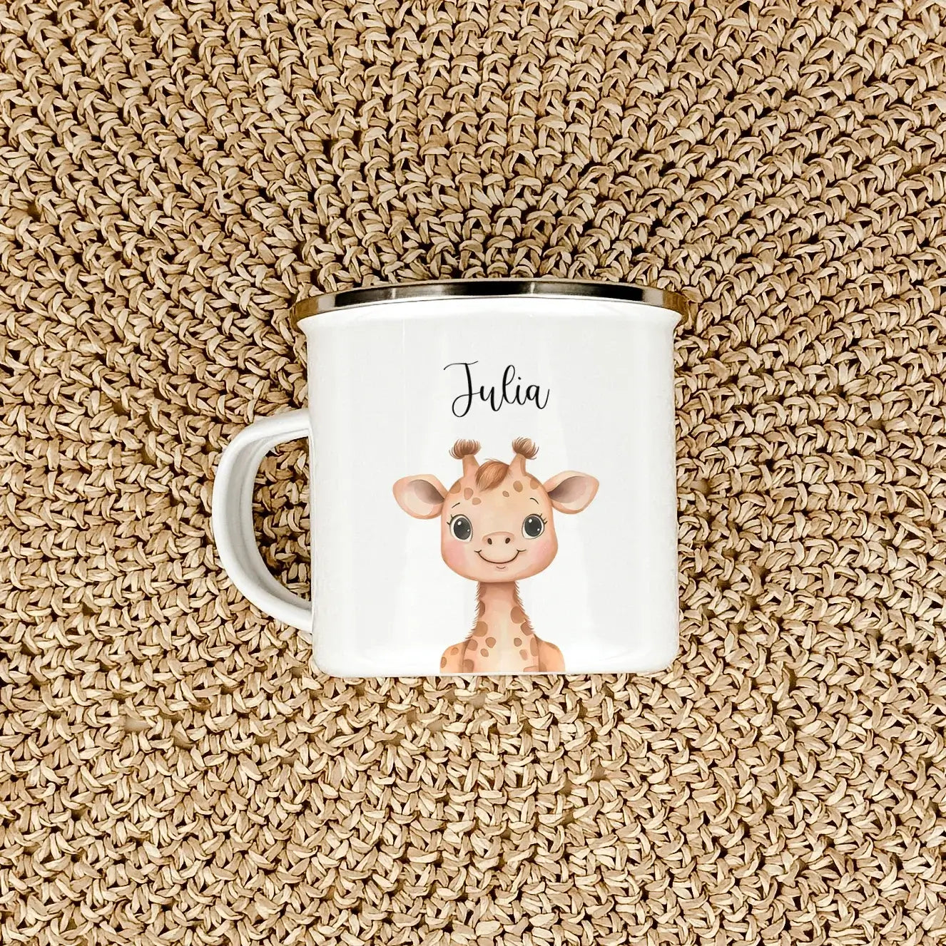 Emaille Tasse Giraffe Portrait-famprints-Emaille Tasse-Entdecke die wunderschöne Emaille Tasse Giraffe Portrait, die perfekt personalisiert werden kann! Diese besondere Tasse zaubert jedem Kind ein Lächeln ins Gesicht und ist ein ideales Geschenk zu Anläs