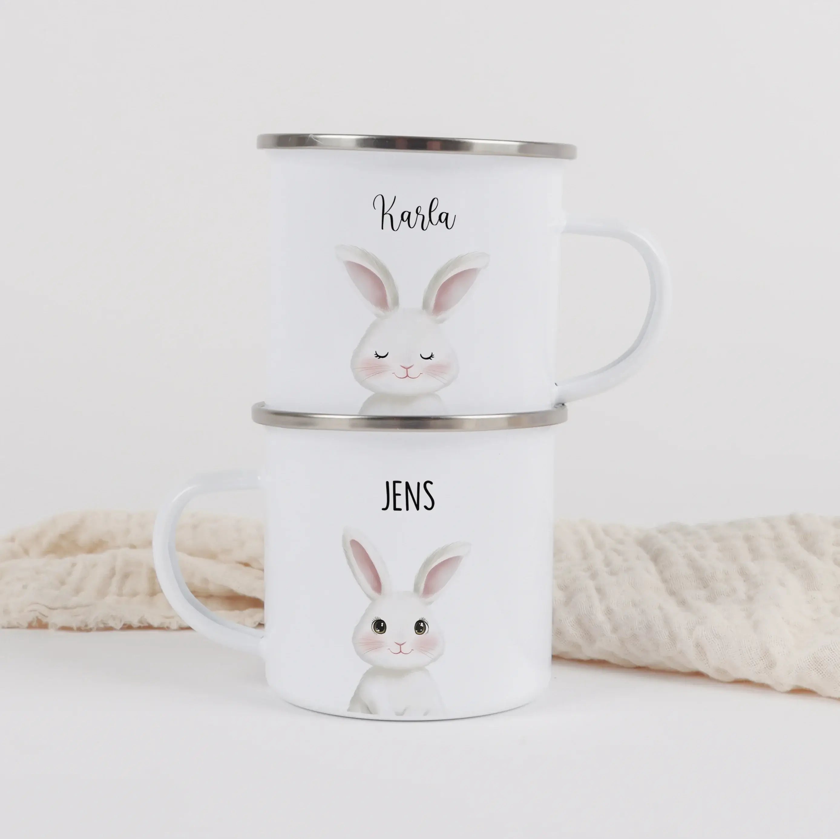 Emaille Tasse Hase Portrait-Emaille Tasse-famprints-Entdecke bei famprints die Emaille Tasse Hase Portrait – ein personalisierbarer Becher, der kleine Alltagsmomente in besondere Erinnerungen verwandelt. Das liebevoll illustrierte Hasenmotiv im Aquarellst