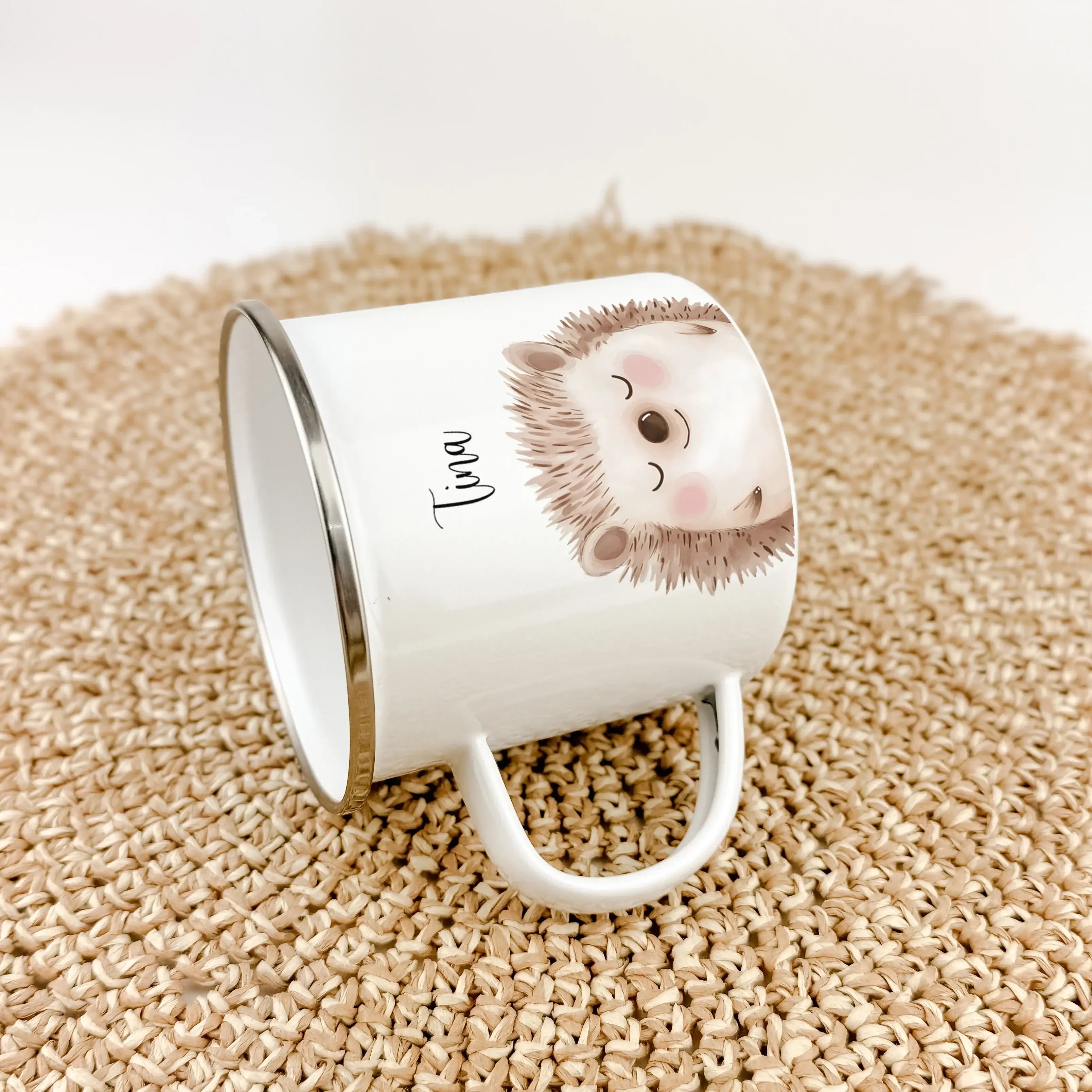Emaille Tasse Igel Portrait-famprints-Emaille Tasse-Entdecke die charmante Emaille Tasse Igel Portrait – das ideale personalisierte Geschenk für Kinder! Ob zur Einschulung, Taufe oder zum Geburtstag, dieser bezaubernde Emaille Becher bringt Freude in den