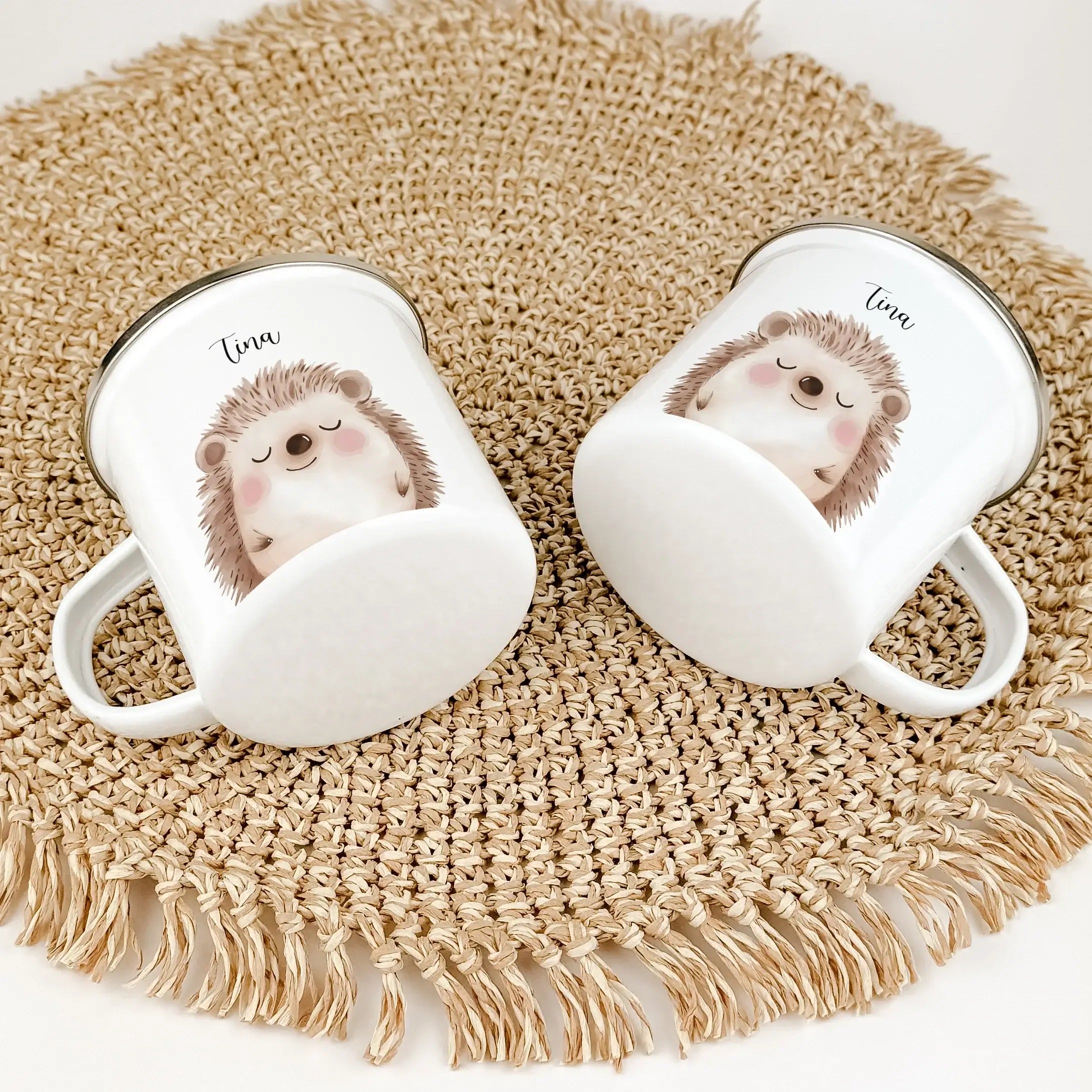 Emaille Tasse Igel Portrait-famprints-Emaille Tasse-Entdecke die charmante Emaille Tasse Igel Portrait – das ideale personalisierte Geschenk für Kinder! Ob zur Einschulung, Taufe oder zum Geburtstag, dieser bezaubernde Emaille Becher bringt Freude in den
