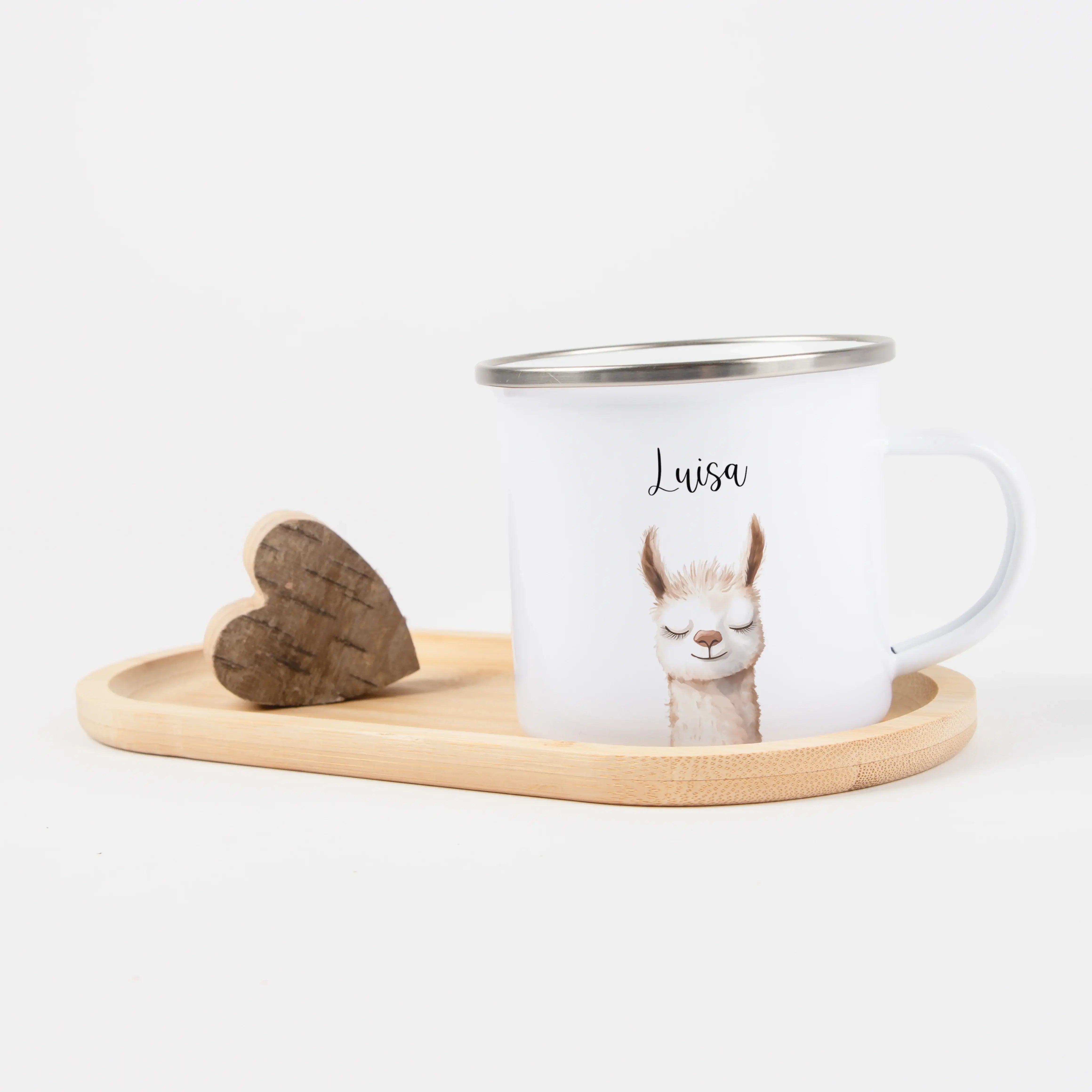 Emaille Tasse Lama Portrait-Emaille Tasse-famprints-Die Emaille Tasse Lama Portrait ist ein liebevoll gestalteter Emaille Becher für alle, die personalisierte Geschenke mit Charakter suchen. Das detailreiche Lama-Motiv im modernen Aquarellstil macht die T