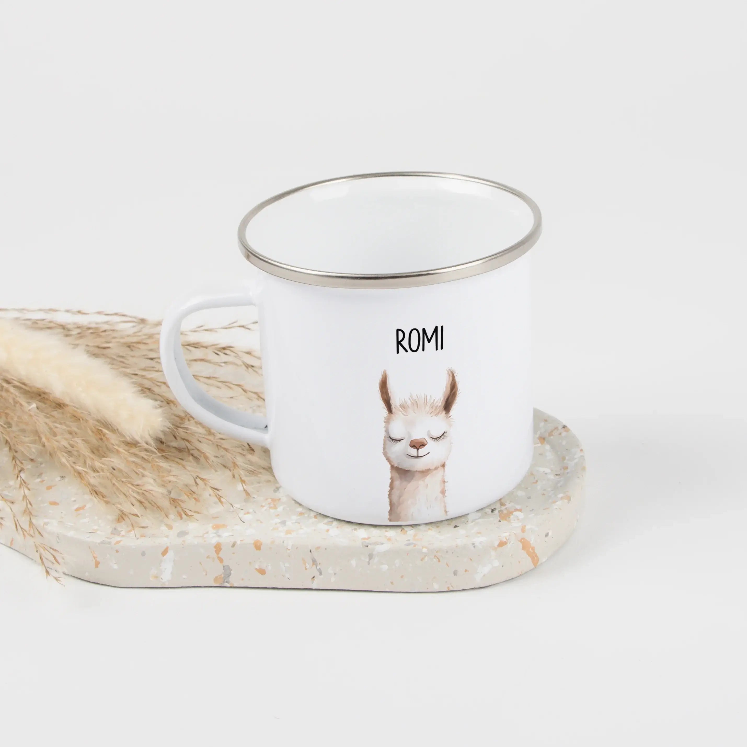 Emaille Tasse Lama Portrait-Emaille Tasse-famprints-Die Emaille Tasse Lama Portrait ist ein liebevoll gestalteter Emaille Becher für alle, die personalisierte Geschenke mit Charakter suchen. Das detailreiche Lama-Motiv im modernen Aquarellstil macht die T