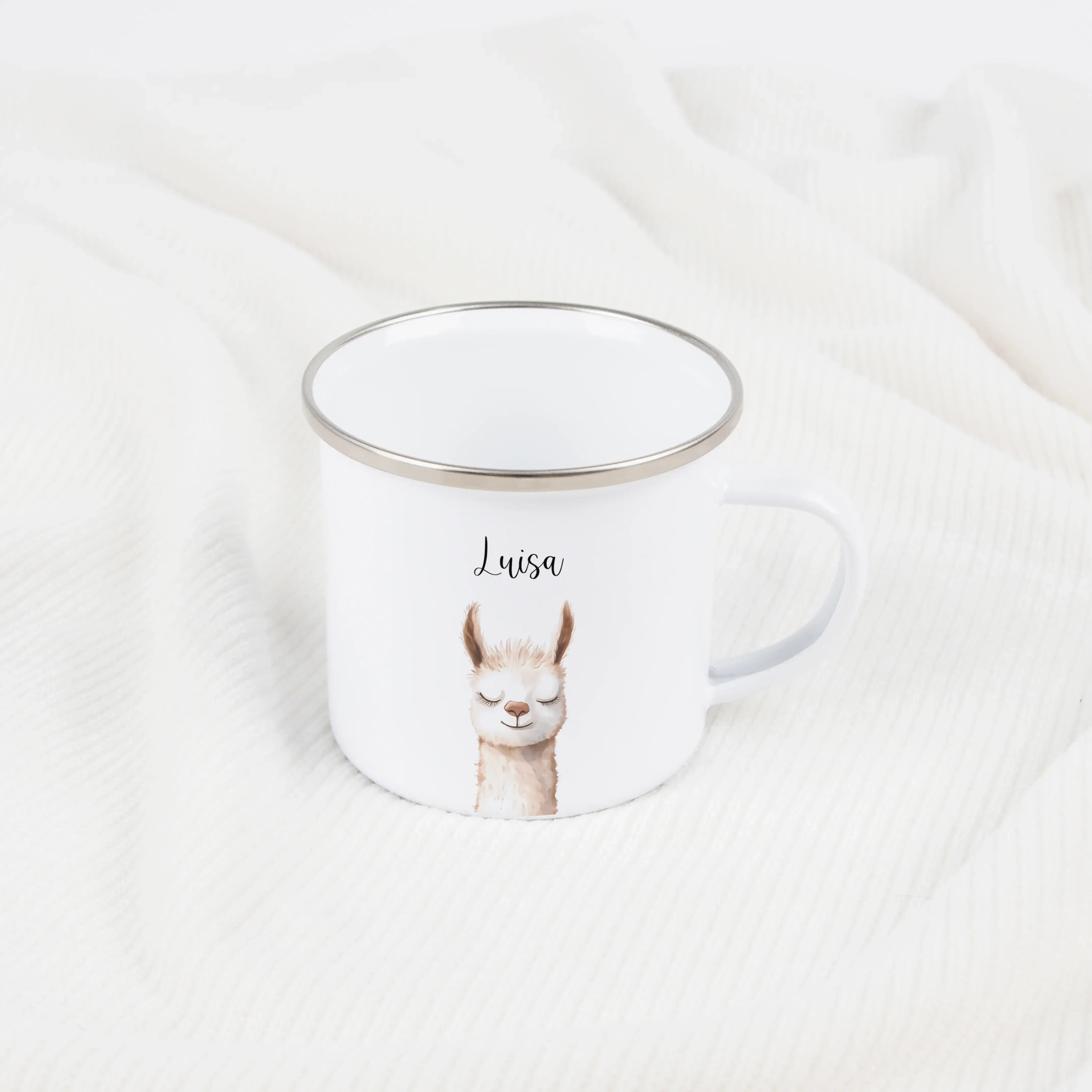 Emaille Tasse Lama Portrait-Emaille Tasse-famprints-Die Emaille Tasse Lama Portrait ist ein liebevoll gestalteter Emaille Becher für alle, die personalisierte Geschenke mit Charakter suchen. Das detailreiche Lama-Motiv im modernen Aquarellstil macht die T