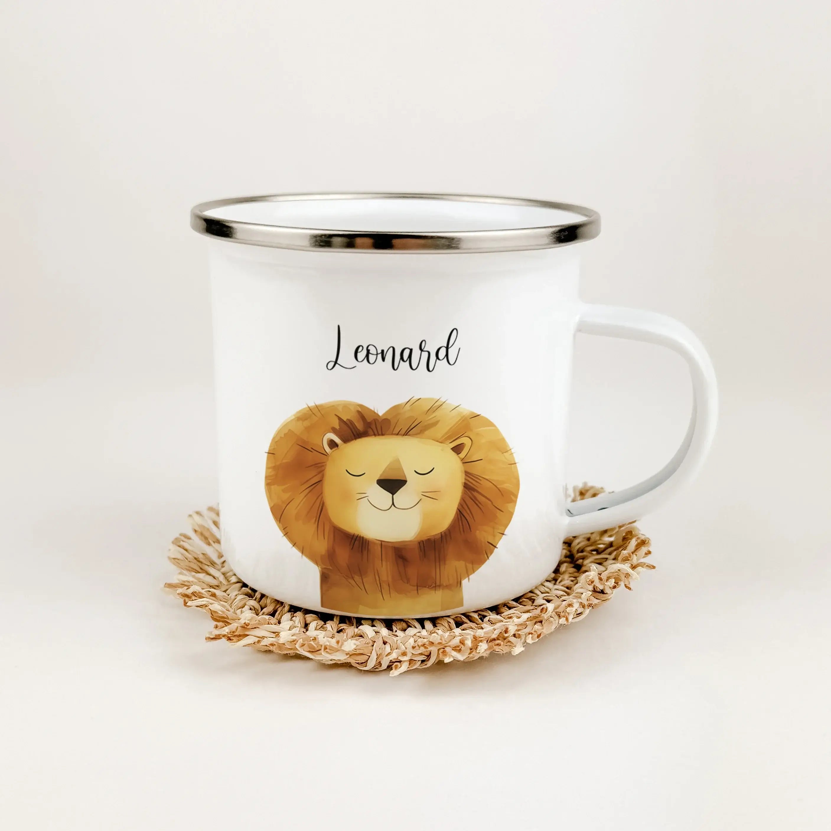 Emaille Tasse Löwe Portrait-famprints-Emaille Tasse-Entdecke die Emaille Tasse Löwen Portrait – das perfekte personalisierte Geschenk für Groß und Klein! Diese einzigartige Emaille Tasse personalisiert mit einem beeindruckenden Löwenporträt in stilvoller