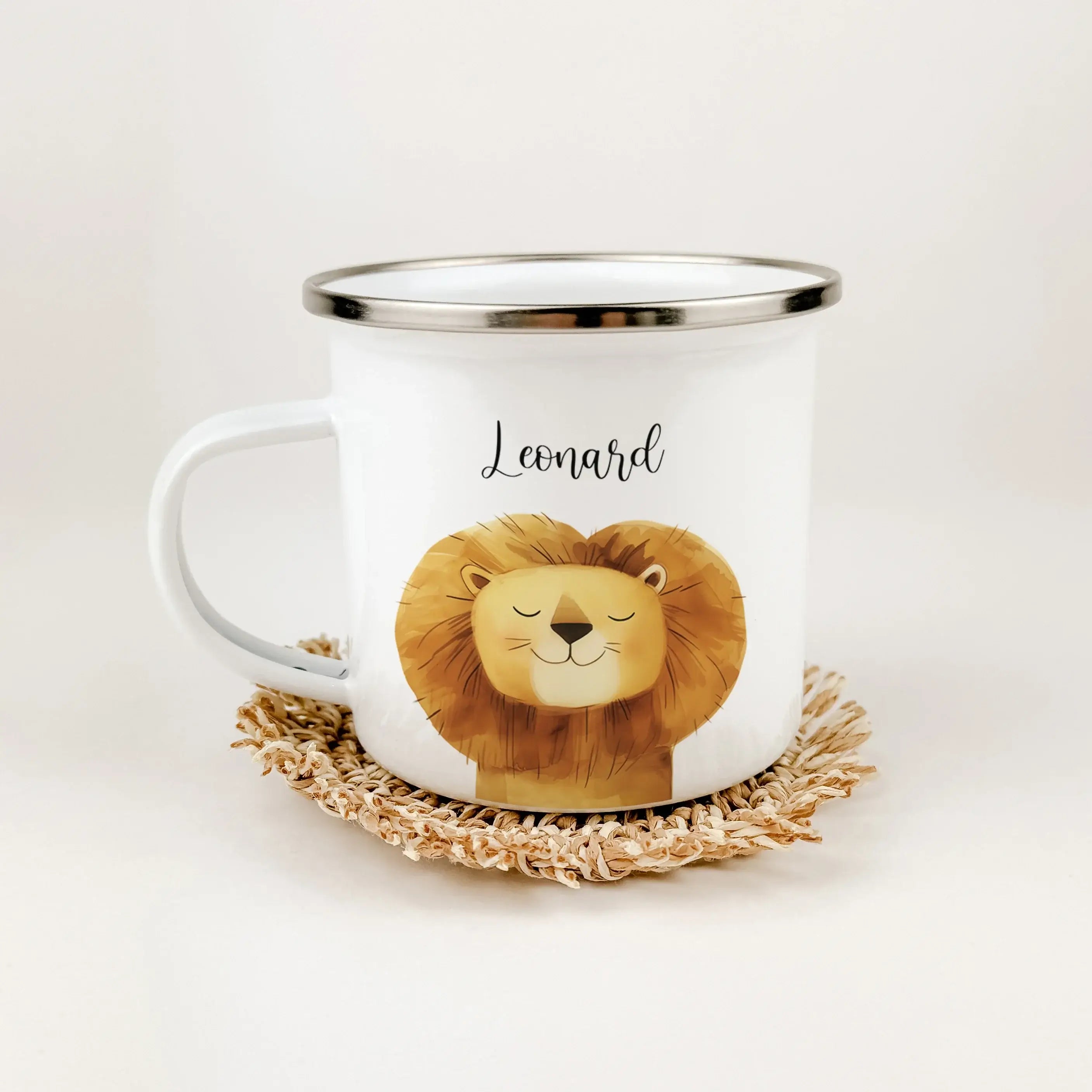 Emaille Tasse Löwe Portrait-famprints-Emaille Tasse-Entdecke die Emaille Tasse Löwen Portrait – das perfekte personalisierte Geschenk für Groß und Klein! Diese einzigartige Emaille Tasse personalisiert mit einem beeindruckenden Löwenporträt in stilvoller