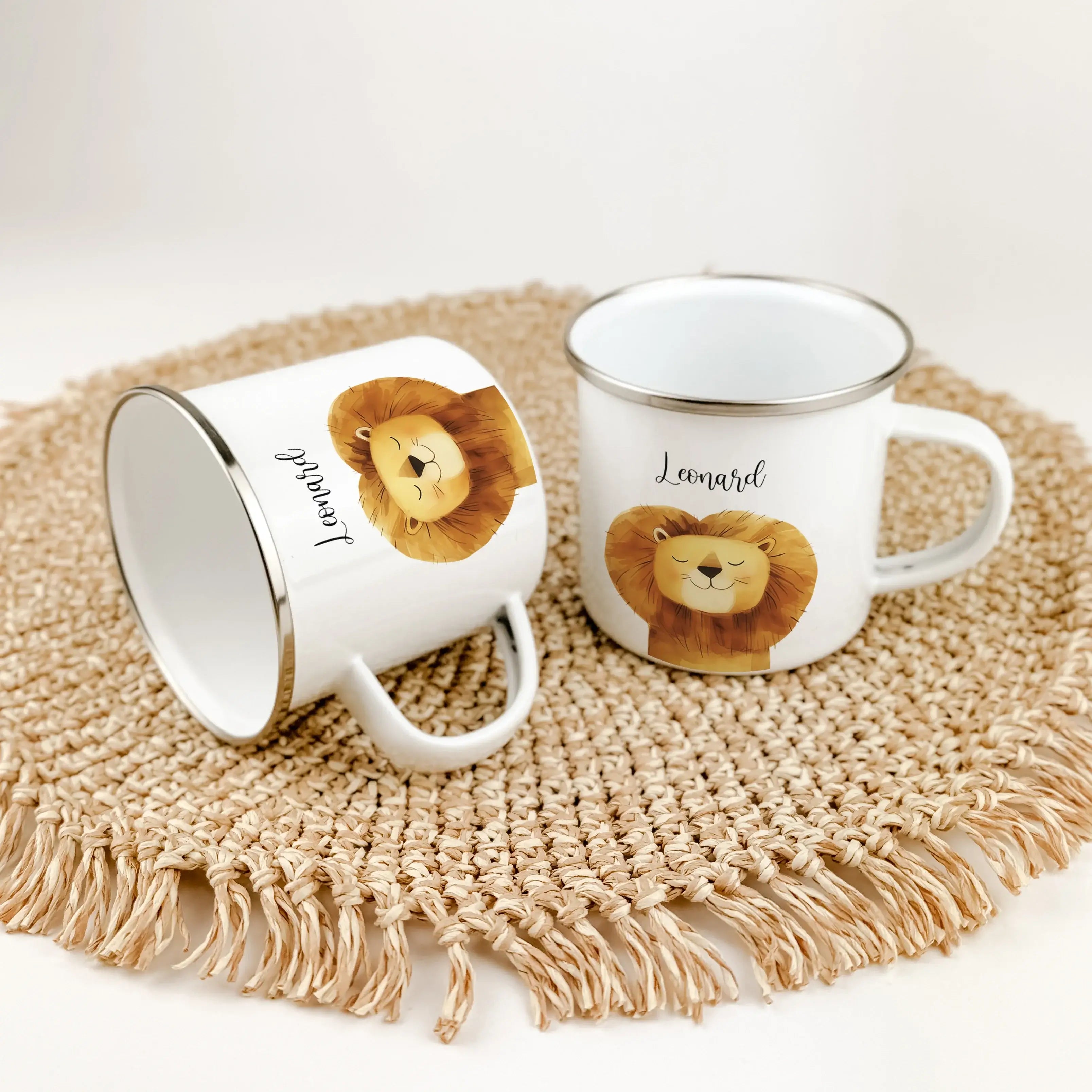 Emaille Tasse Löwe Portrait-famprints-Emaille Tasse-Entdecke die Emaille Tasse Löwen Portrait – das perfekte personalisierte Geschenk für Groß und Klein! Diese einzigartige Emaille Tasse personalisiert mit einem beeindruckenden Löwenporträt in stilvoller