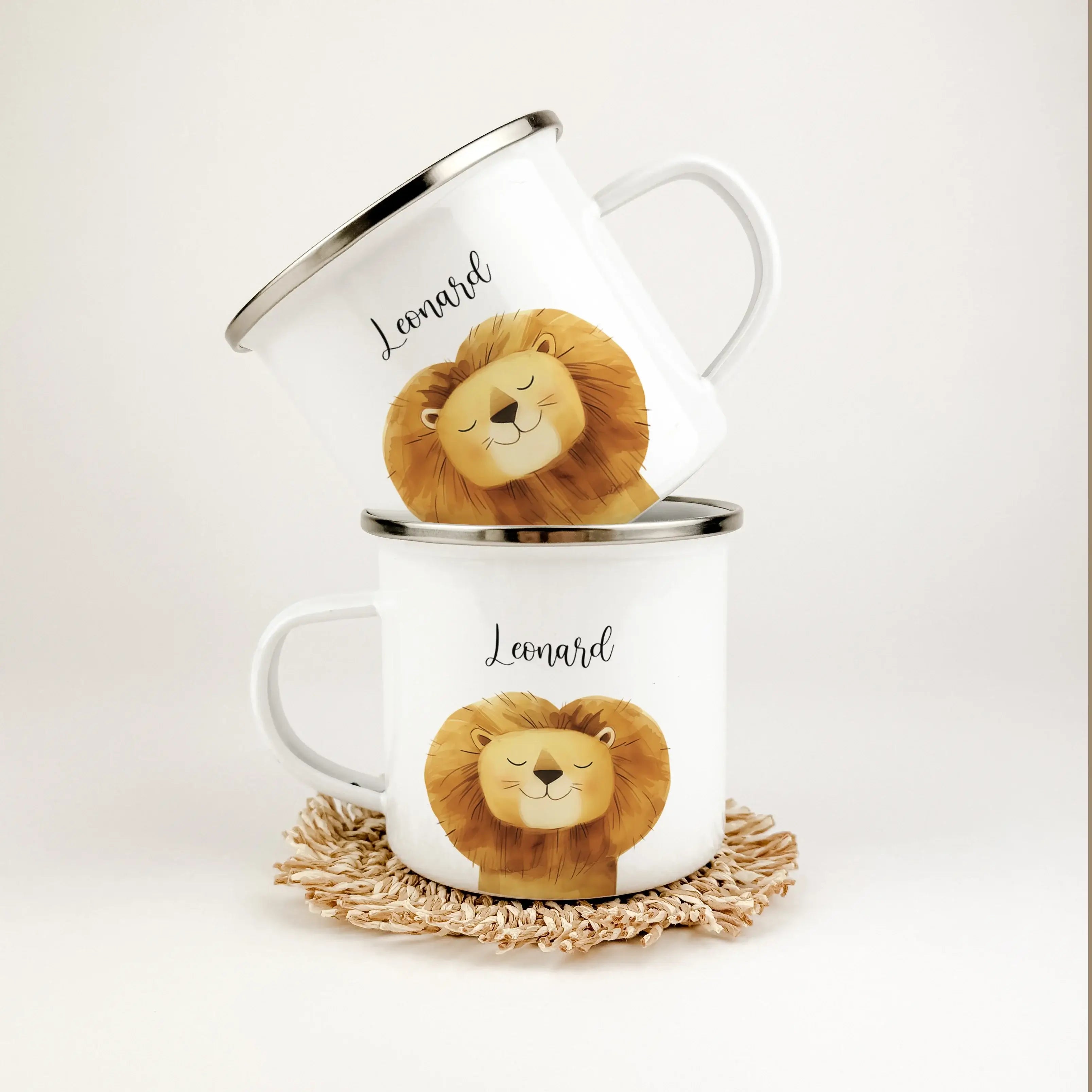 Emaille Tasse Löwe Portrait-famprints-Emaille Tasse-Entdecke die Emaille Tasse Löwen Portrait – das perfekte personalisierte Geschenk für Groß und Klein! Diese einzigartige Emaille Tasse personalisiert mit einem beeindruckenden Löwenporträt in stilvoller