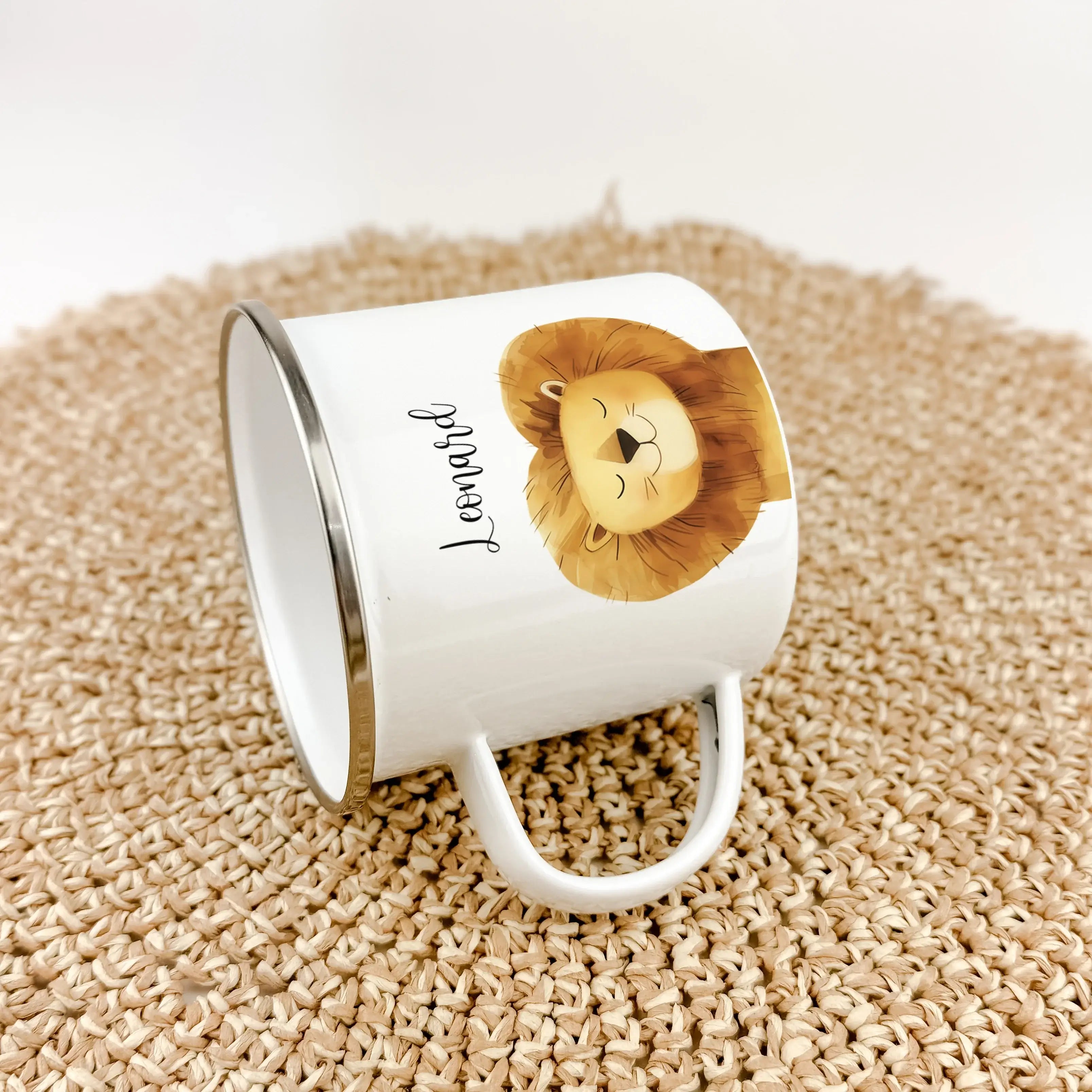 Emaille Tasse Löwe Portrait-famprints-Emaille Tasse-Entdecke die Emaille Tasse Löwen Portrait – das perfekte personalisierte Geschenk für Groß und Klein! Diese einzigartige Emaille Tasse personalisiert mit einem beeindruckenden Löwenporträt in stilvoller