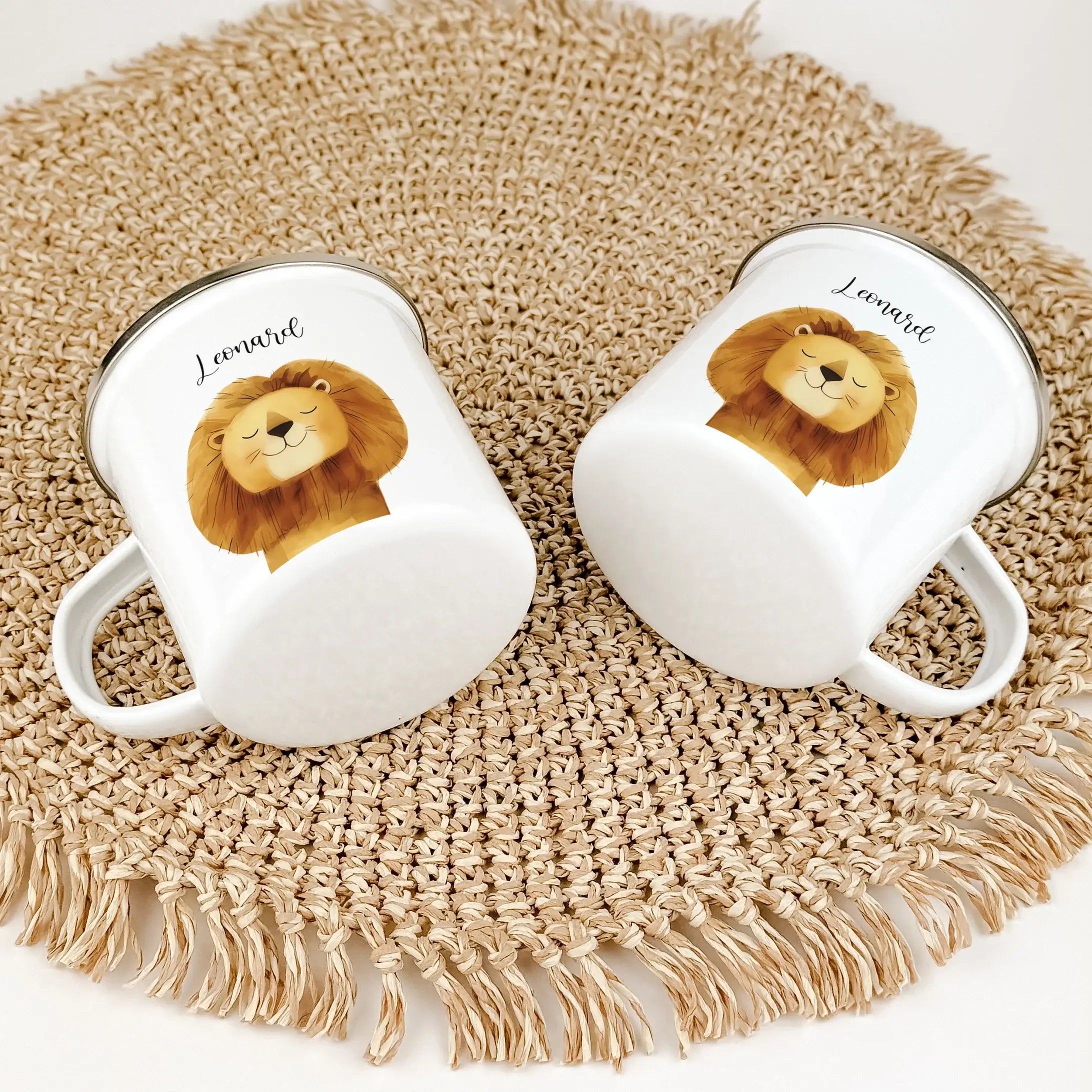 Emaille Tasse Löwe Portrait-famprints-Emaille Tasse-Entdecke die Emaille Tasse Löwen Portrait – das perfekte personalisierte Geschenk für Groß und Klein! Diese einzigartige Emaille Tasse personalisiert mit einem beeindruckenden Löwenporträt in stilvoller