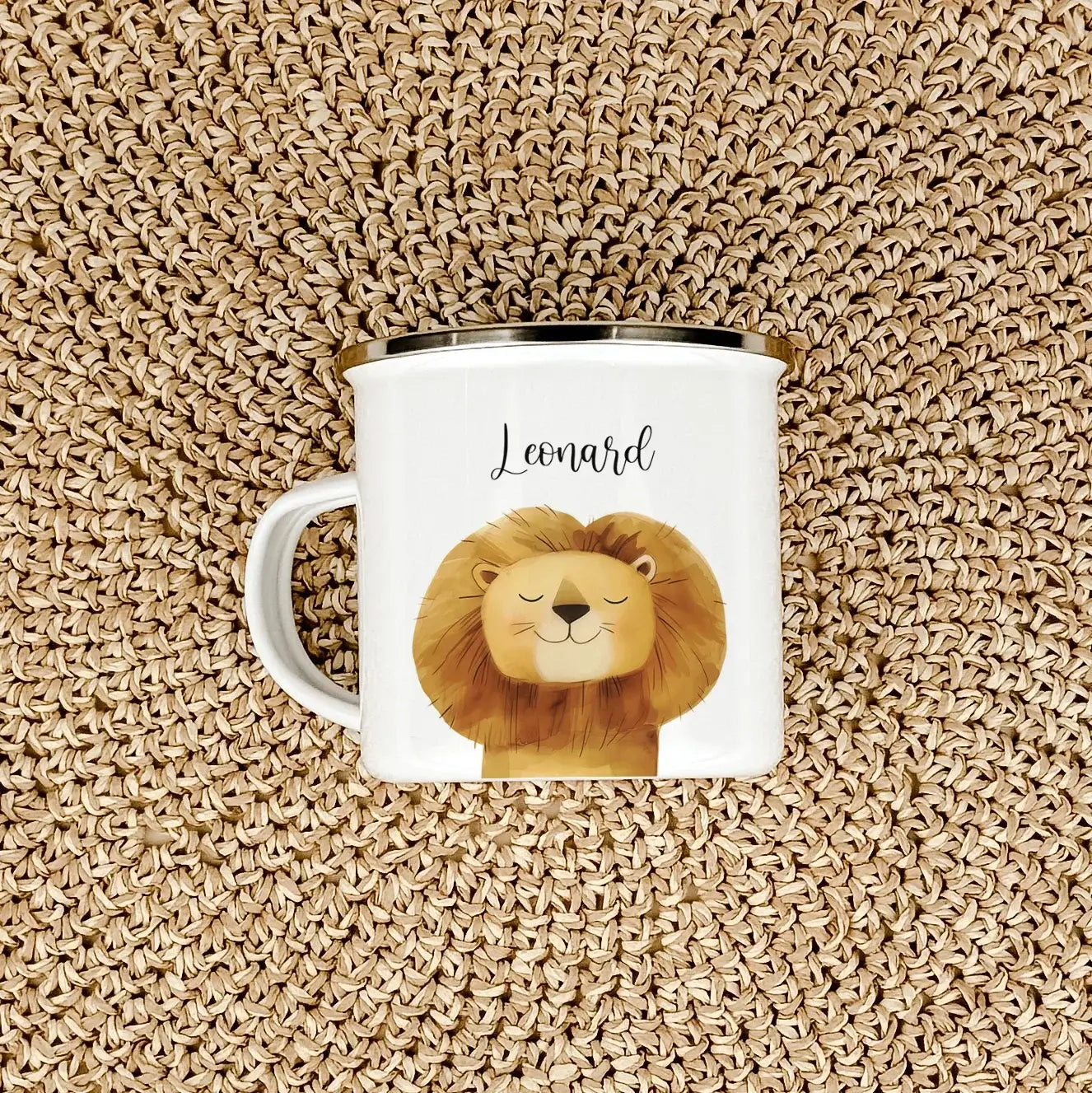Emaille Tasse Löwe Portrait-famprints-Emaille Tasse-Entdecke die Emaille Tasse Löwen Portrait – das perfekte personalisierte Geschenk für Groß und Klein! Diese einzigartige Emaille Tasse personalisiert mit einem beeindruckenden Löwenporträt in stilvoller