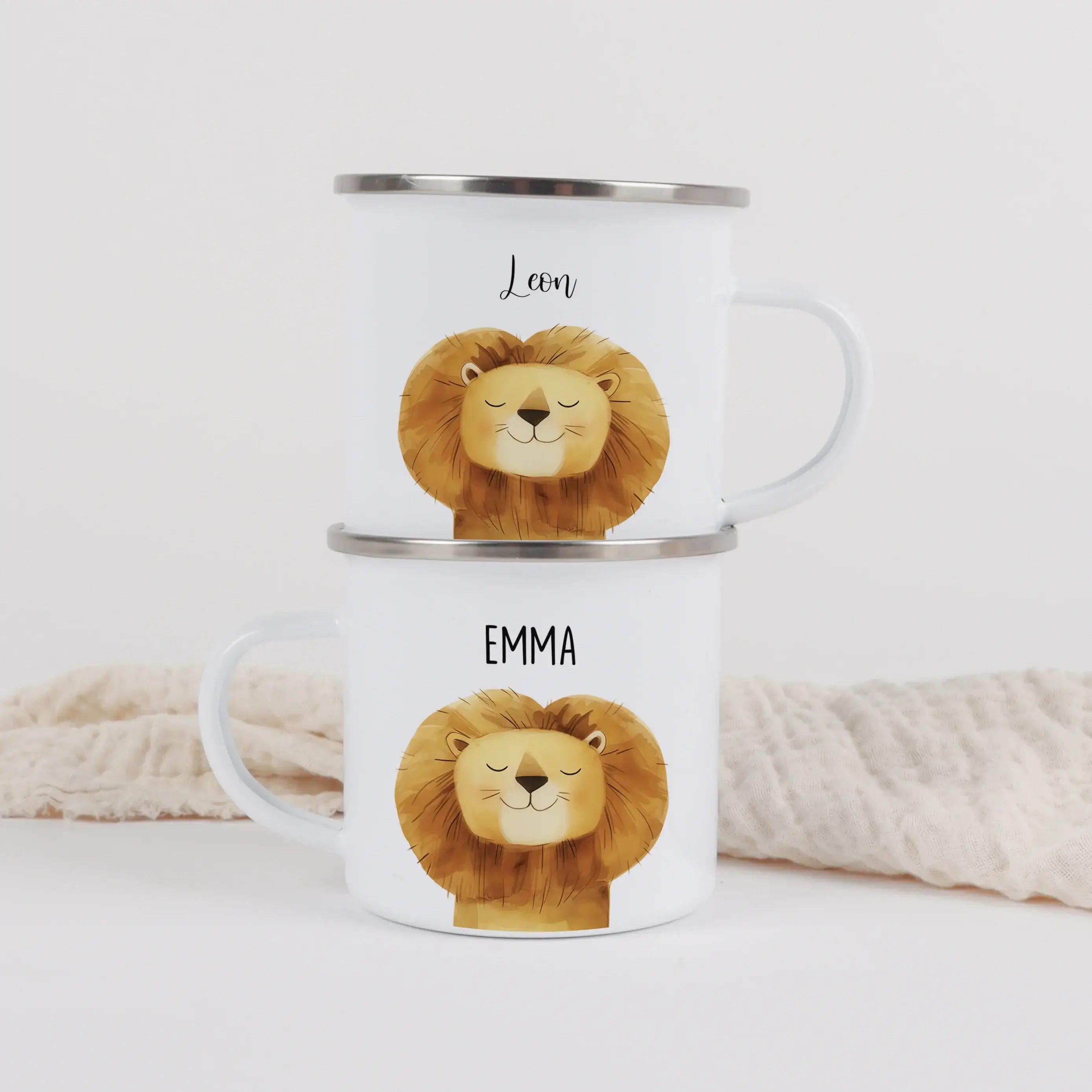 Emaille Tasse Löwe Portrait-Emaille Tasse-famprints-Die Emaille Tasse Löwe Portrait von famprints verbindet persönliche Gestaltung mit einem liebevollen Motiv, das Mut, Stärke und Abenteuerlust widerspiegelt. Das detailreiche Löwenporträt in sanfter Aquar