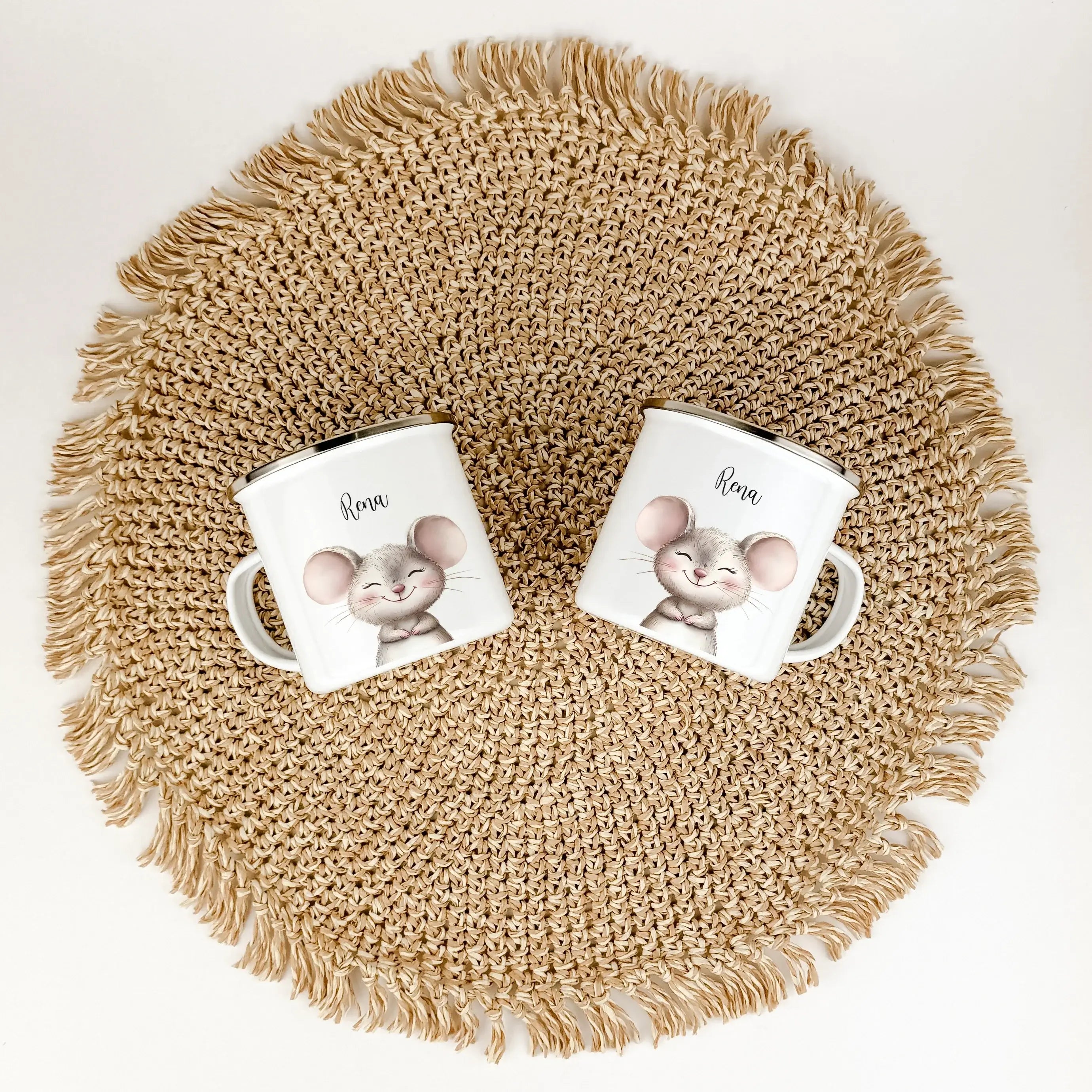 Emaille Tasse Maus Portrait-famprints-Emaille Tasse-Entdecke die bezaubernde Emaille Tasse Maus Portrait – das ideale personalisierte Geschenk für kleine Maus-Fans! Ob zur Einschulung, Taufe, Ostern oder zum Kindergeburtstag, diese Emaille Tasse personali