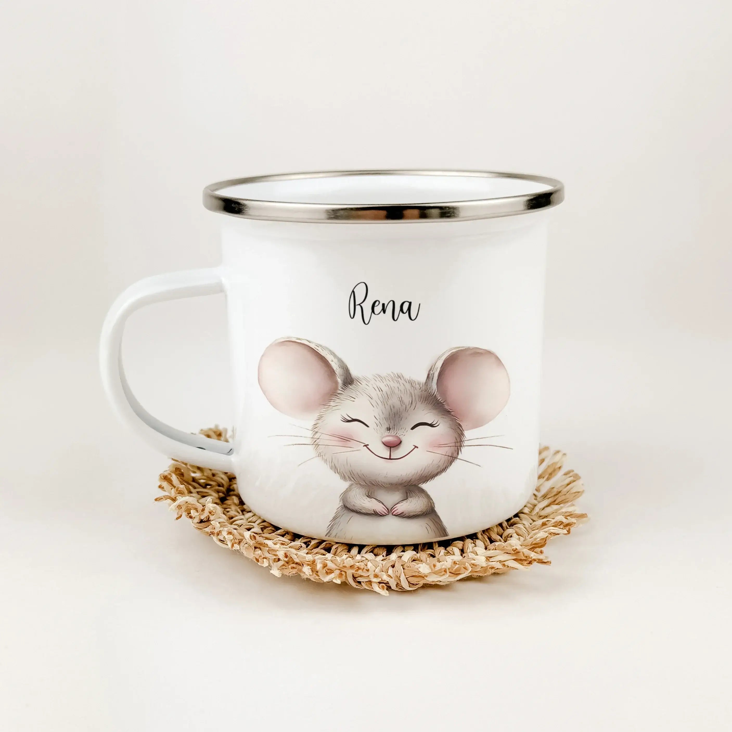 Emaille Tasse Maus Portrait-famprints-Emaille Tasse-Entdecke die bezaubernde Emaille Tasse Maus Portrait – das ideale personalisierte Geschenk für kleine Maus-Fans! Ob zur Einschulung, Taufe, Ostern oder zum Kindergeburtstag, diese Emaille Tasse personali