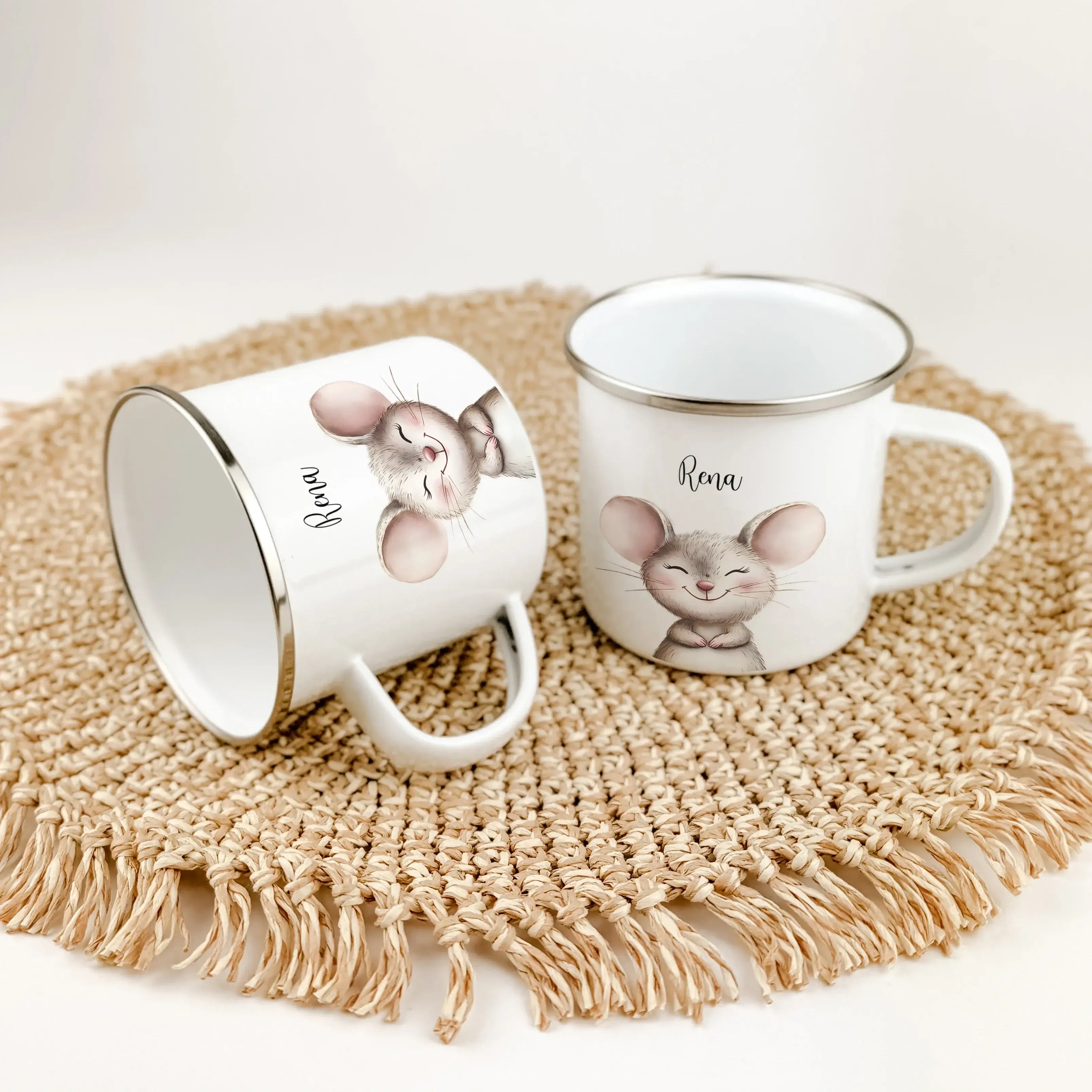 Emaille Tasse Maus Portrait-famprints-Emaille Tasse-Entdecke die bezaubernde Emaille Tasse Maus Portrait – das ideale personalisierte Geschenk für kleine Maus-Fans! Ob zur Einschulung, Taufe, Ostern oder zum Kindergeburtstag, diese Emaille Tasse personali