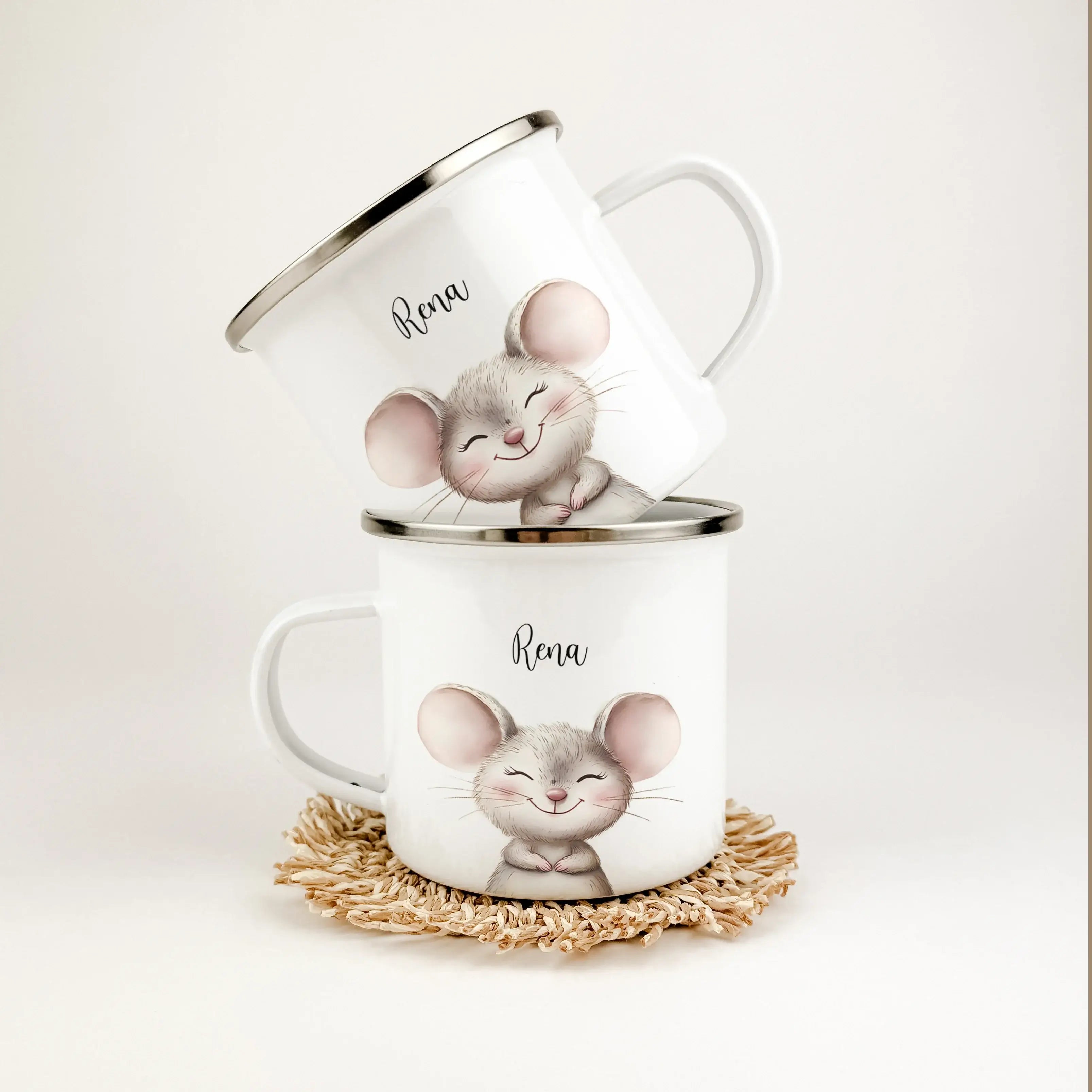 Emaille Tasse Maus Portrait-famprints-Emaille Tasse-Entdecke die bezaubernde Emaille Tasse Maus Portrait – das ideale personalisierte Geschenk für kleine Maus-Fans! Ob zur Einschulung, Taufe, Ostern oder zum Kindergeburtstag, diese Emaille Tasse personali