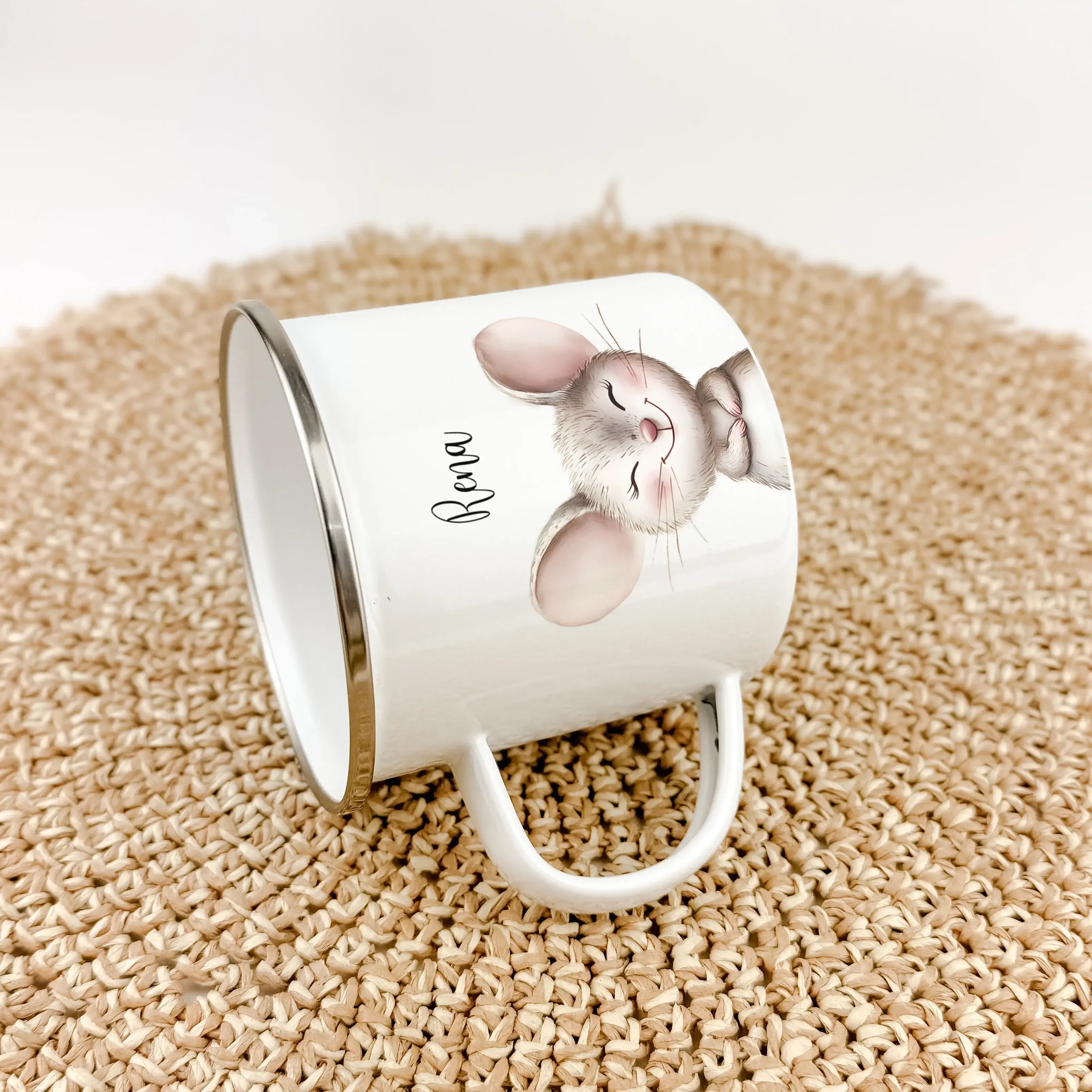 Emaille Tasse Maus Portrait-famprints-Emaille Tasse-Entdecke die bezaubernde Emaille Tasse Maus Portrait – das ideale personalisierte Geschenk für kleine Maus-Fans! Ob zur Einschulung, Taufe, Ostern oder zum Kindergeburtstag, diese Emaille Tasse personali