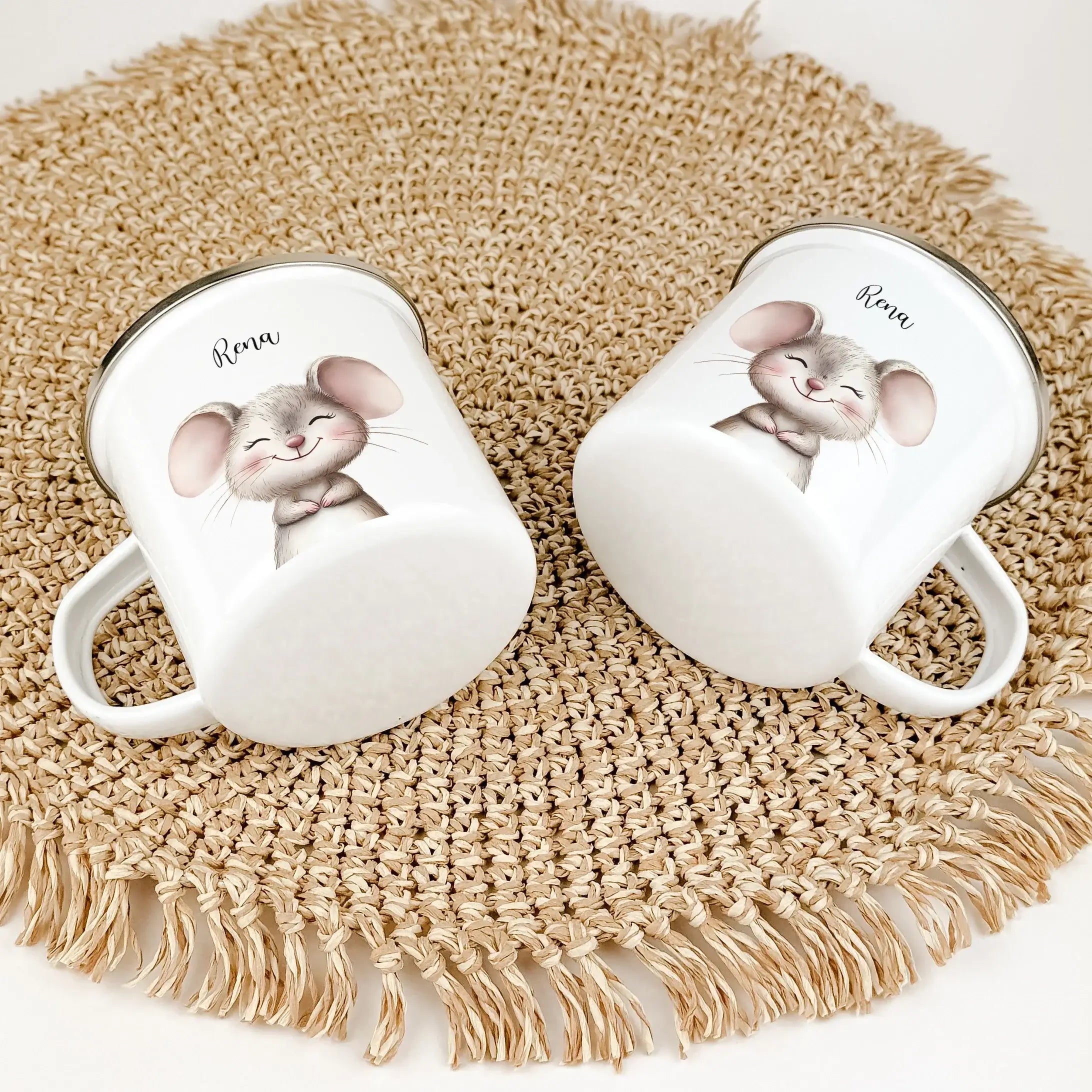 Emaille Tasse Maus Portrait-famprints-Emaille Tasse-Entdecke die bezaubernde Emaille Tasse Maus Portrait – das ideale personalisierte Geschenk für kleine Maus-Fans! Ob zur Einschulung, Taufe, Ostern oder zum Kindergeburtstag, diese Emaille Tasse personali