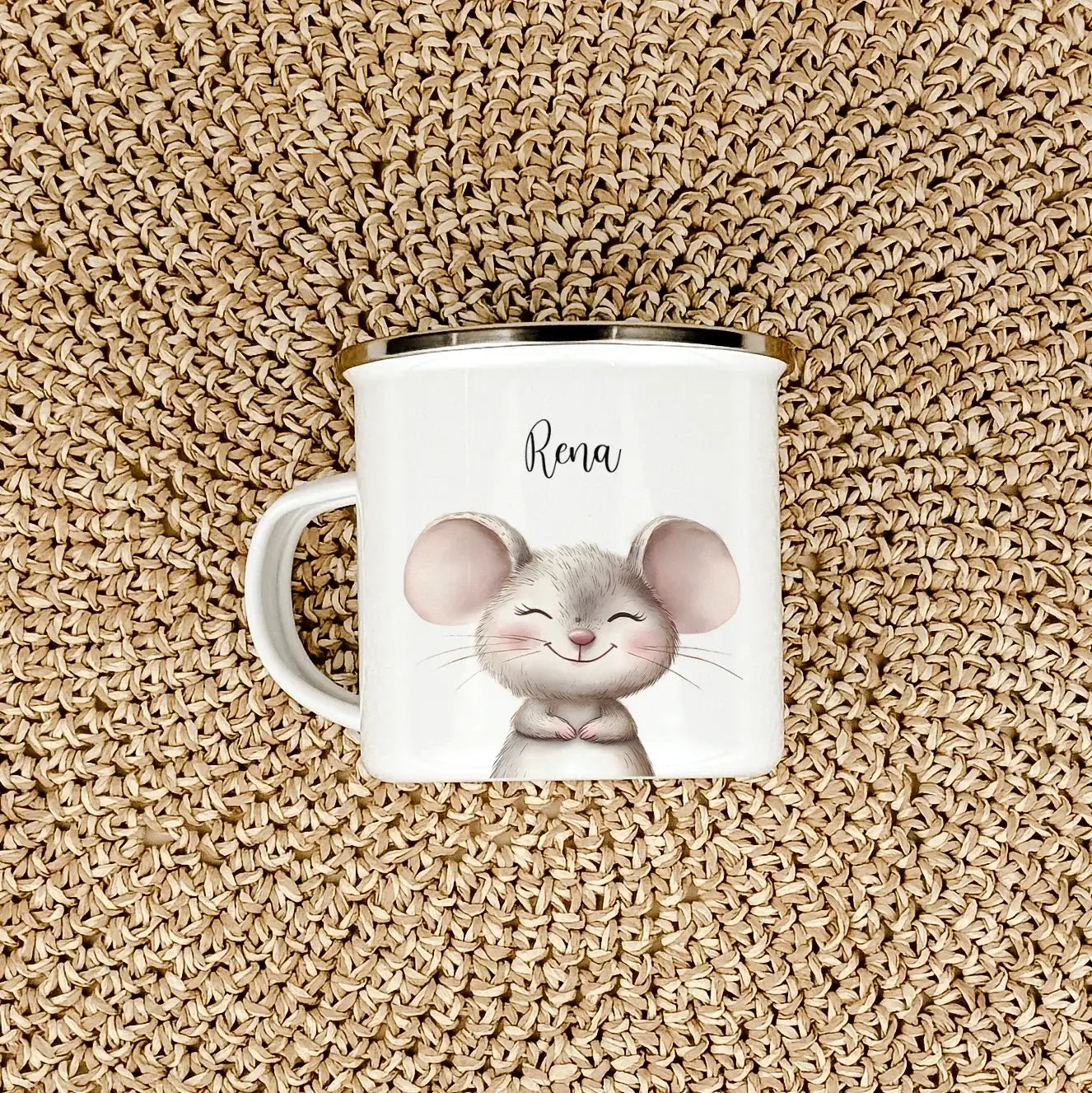 Emaille Tasse Maus Portrait-famprints-Emaille Tasse-Entdecke die bezaubernde Emaille Tasse Maus Portrait – das ideale personalisierte Geschenk für kleine Maus-Fans! Ob zur Einschulung, Taufe, Ostern oder zum Kindergeburtstag, diese Emaille Tasse personali
