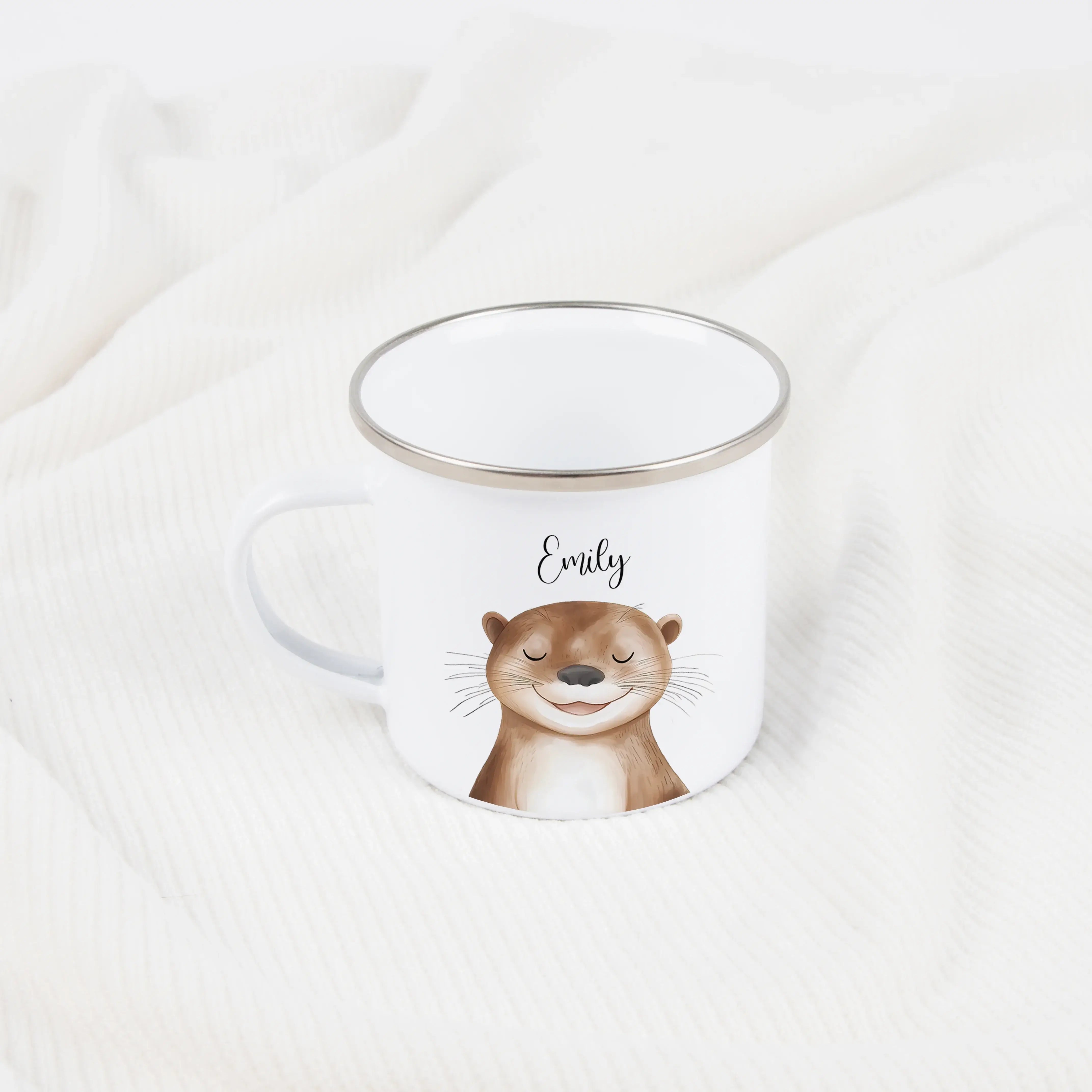 Emaille Tasse Otter Portrait-Emaille Tasse-famprints-Die Emaille Tasse Otter Portrait von famprints verbindet liebevolles Design mit persönlicher Note und wird schnell zu einem Geschenk, das man gern in den Alltag mitnimmt. Das detailreiche Otter Motiv in