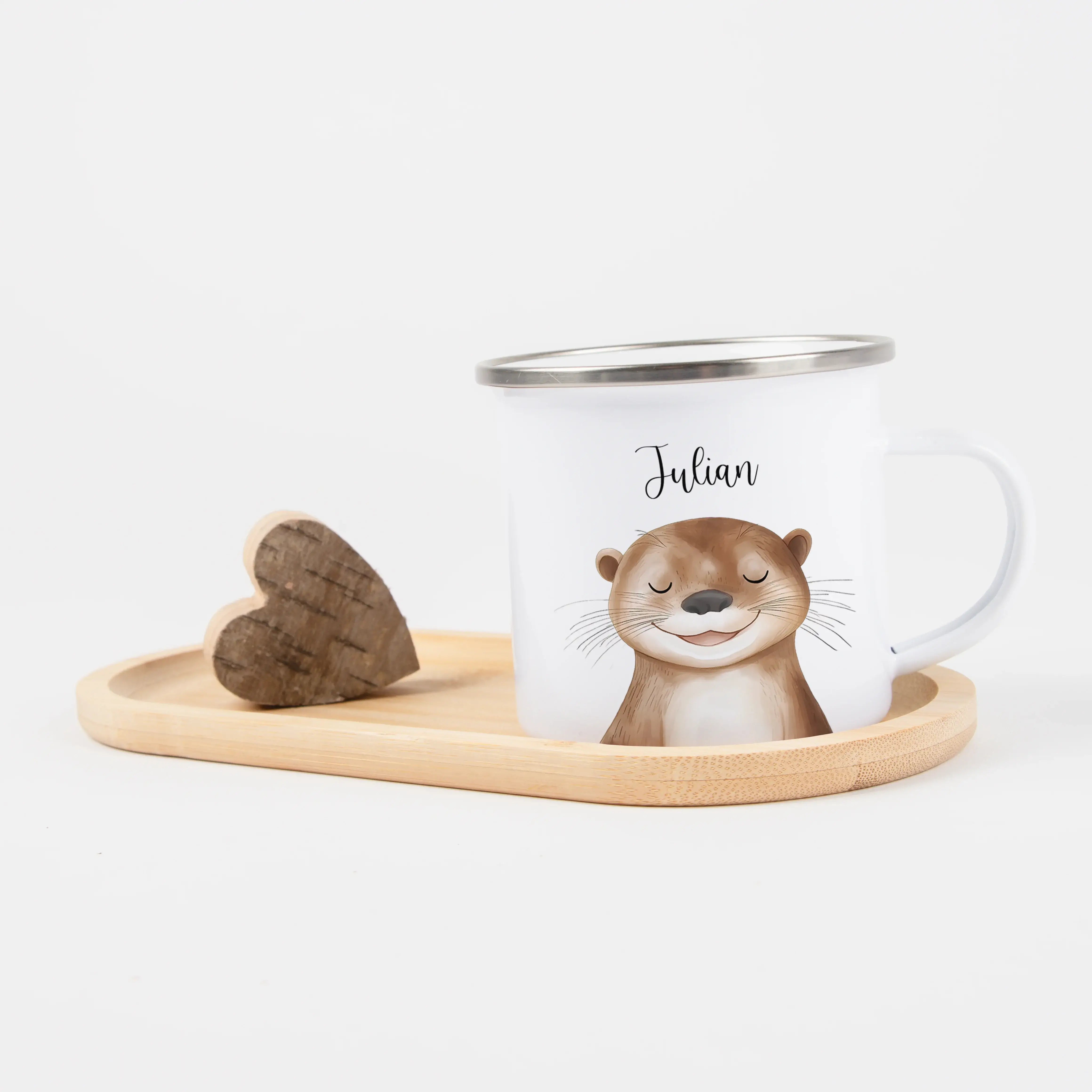 Emaille Tasse Otter Portrait-Emaille Tasse-famprints-Die Emaille Tasse Otter Portrait von famprints verbindet liebevolles Design mit persönlicher Note und wird schnell zu einem Geschenk, das man gern in den Alltag mitnimmt. Das detailreiche Otter Motiv in