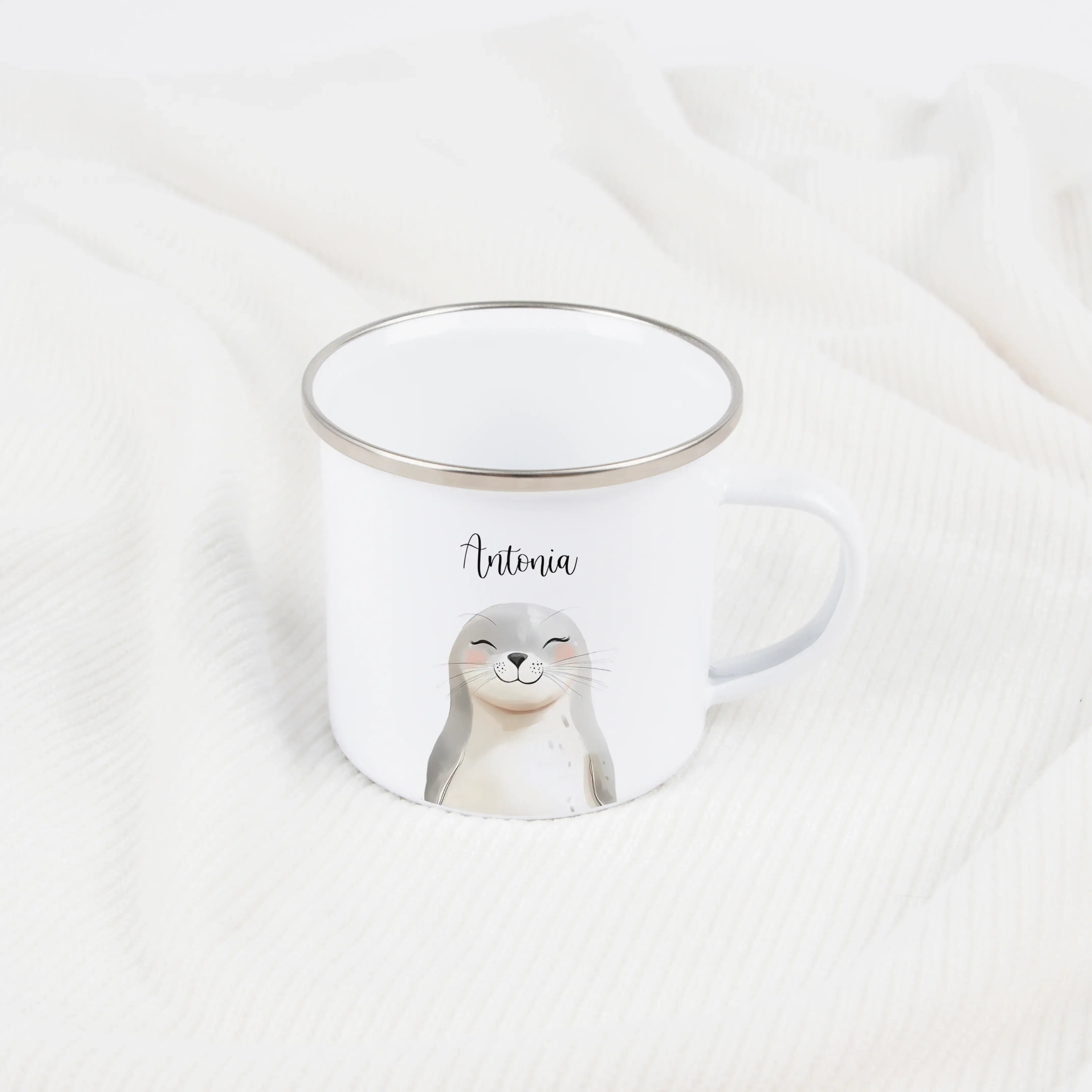Emaille Tasse Robbe Portrait-Emaille Tasse-famprints-Die Emaille Tasse Robbe Portrait von famprints verbindet ein liebevoll gestaltetes Aquarellmotiv mit deinem persönlichen Wunschtext und wird so zu einem Geschenk, das kleine Entdecker im Alltag begleite