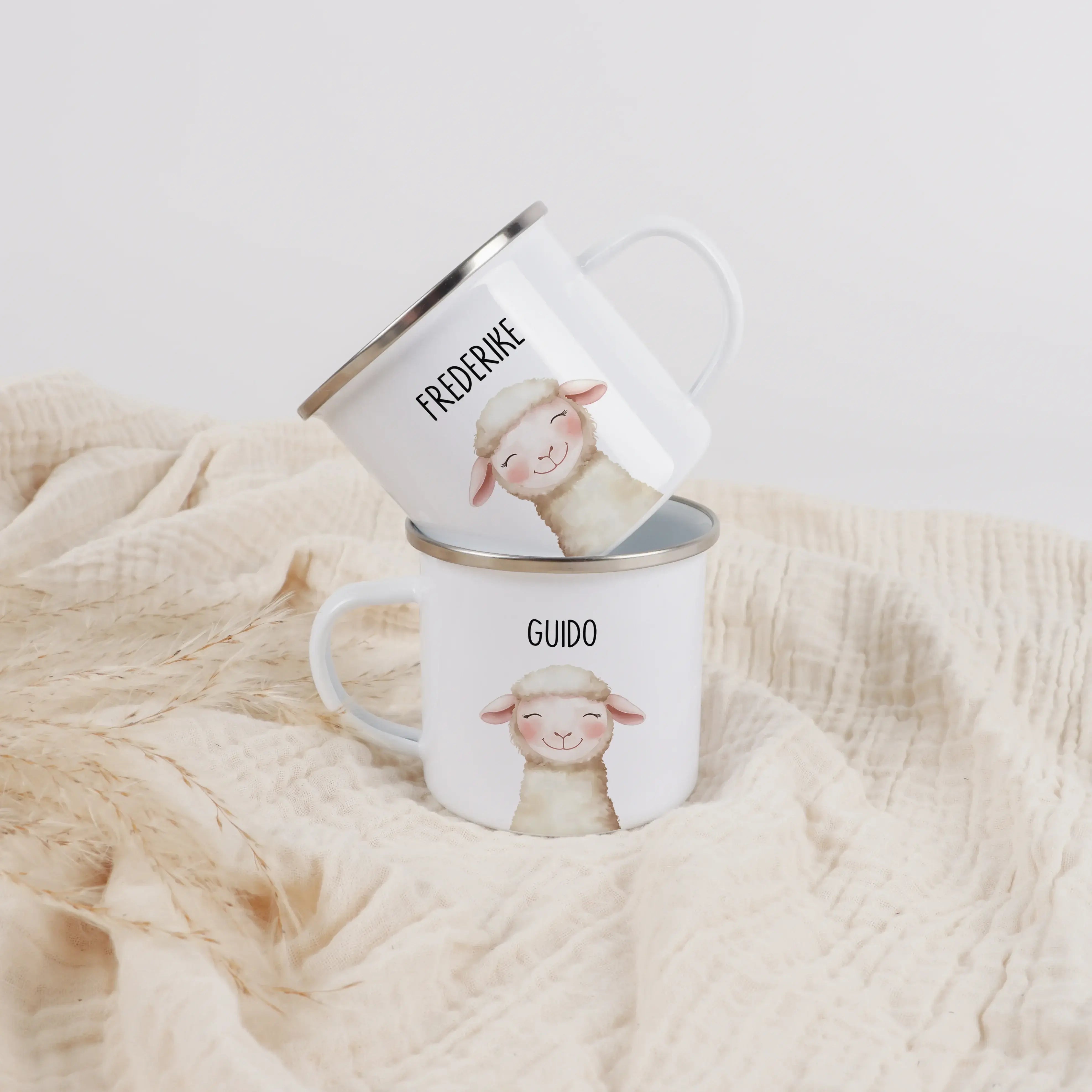 Emaille Tasse Schaf Portrait-Emaille Tasse-famprints-Mit der Emaille Tasse Schaf Portrait gestaltest du ein persönliches Geschenk, das sofort ein Lächeln auslöst. Das liebevoll illustrierte Schaf im sanften Portrait-Stil macht diese personalisierte Emaill