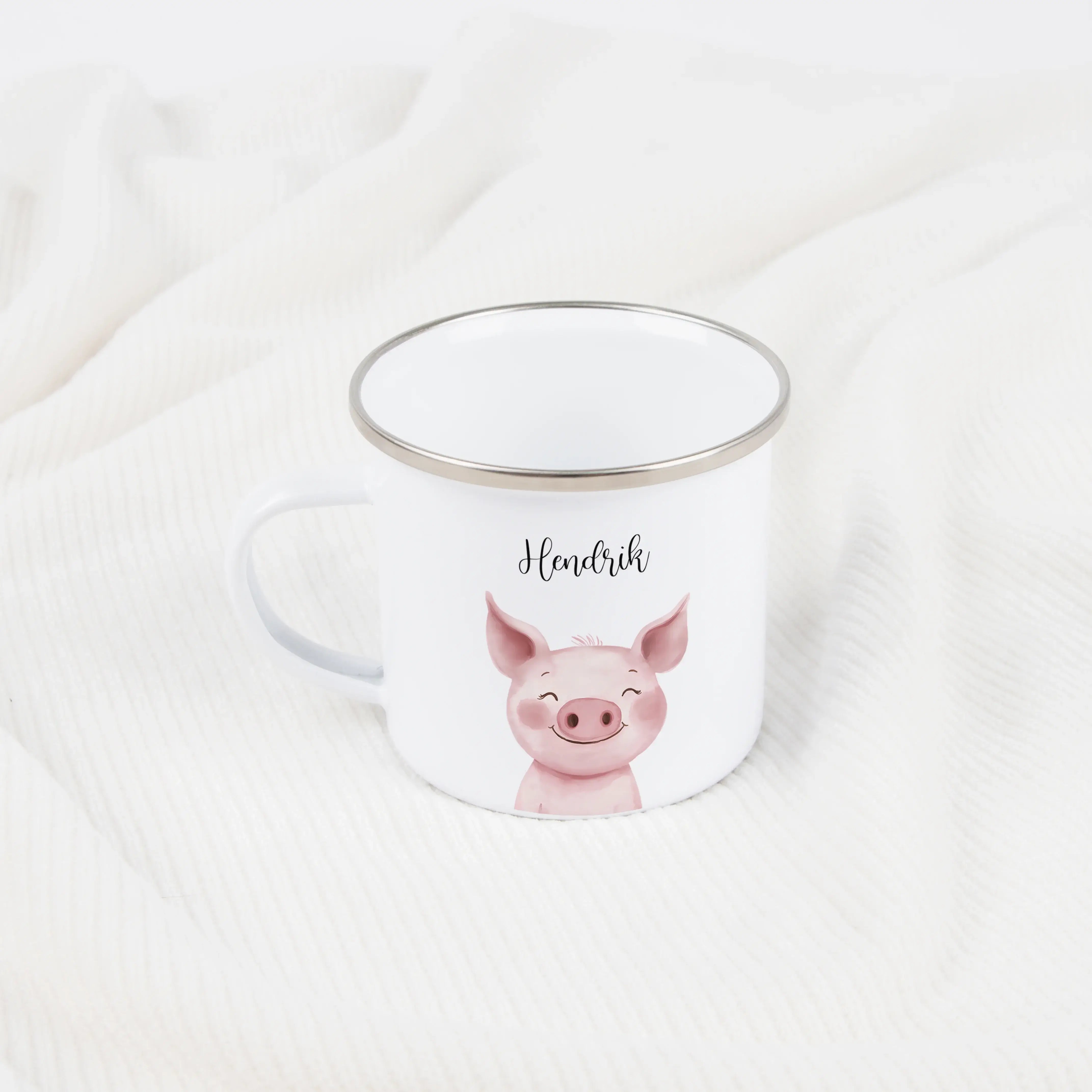 Emaille Tasse Schwein Portrait-Emaille Tasse-famprints-Die Emaille Tasse Schwein Portrait von famprints verbindet personalisierte Gestaltung mit liebevollen Details und macht aus einem alltagstauglichen Begleiter ein kleines Erlebnis. Das sanfte Schweinch