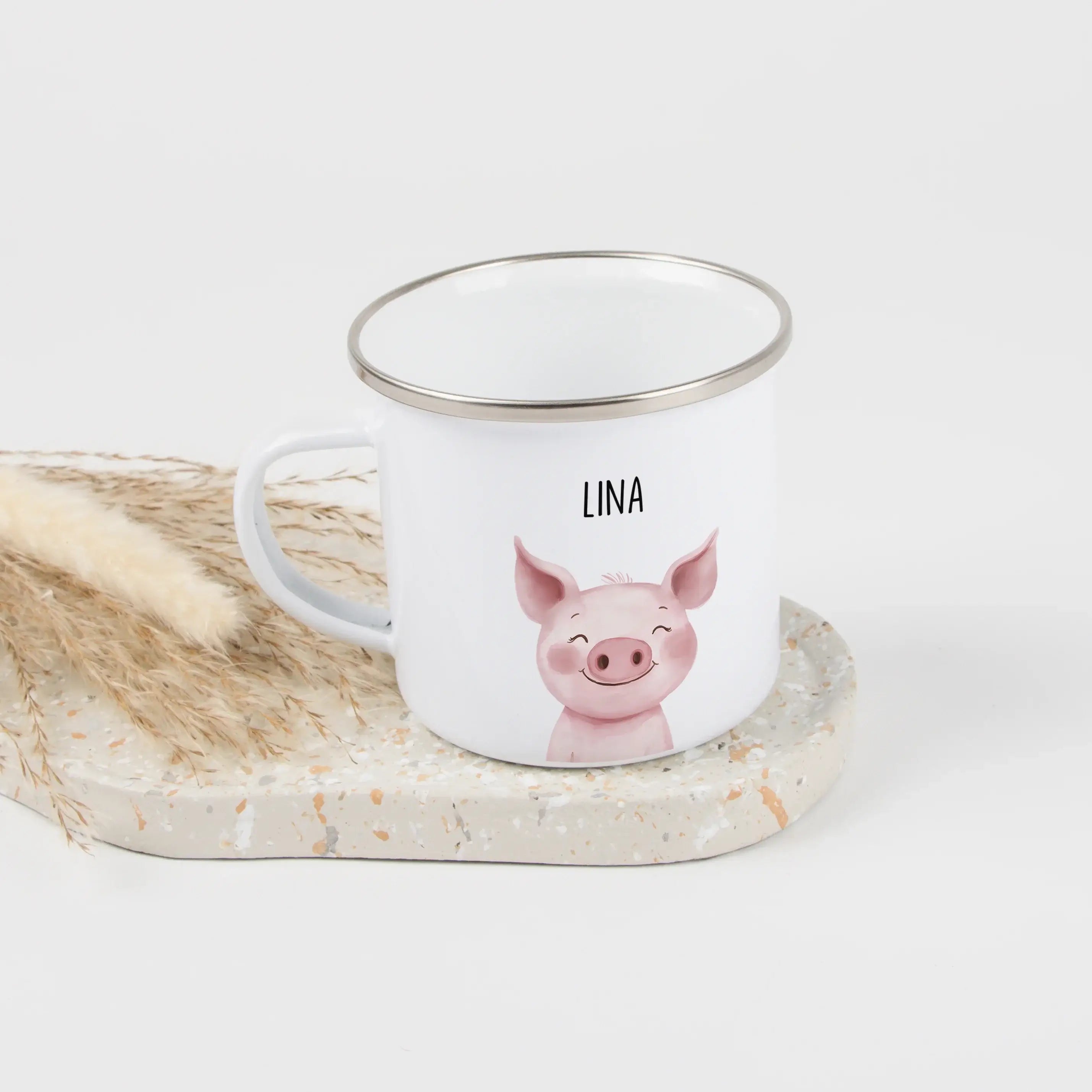 Emaille Tasse Schwein Portrait-Emaille Tasse-famprints-Die Emaille Tasse Schwein Portrait von famprints verbindet personalisierte Gestaltung mit liebevollen Details und macht aus einem alltagstauglichen Begleiter ein kleines Erlebnis. Das sanfte Schweinch