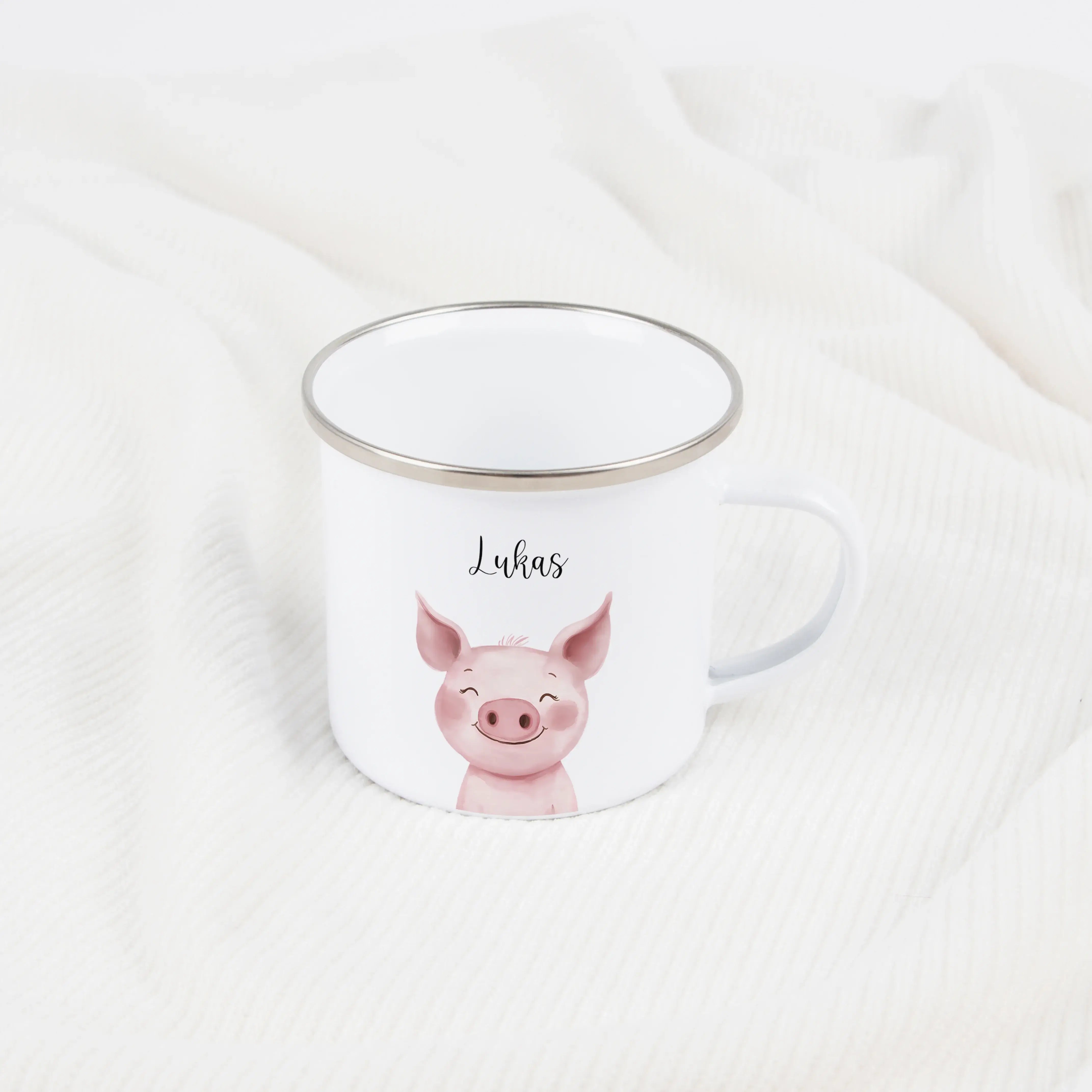 Emaille Tasse Schwein Portrait-Emaille Tasse-famprints-Die Emaille Tasse Schwein Portrait von famprints verbindet personalisierte Gestaltung mit liebevollen Details und macht aus einem alltagstauglichen Begleiter ein kleines Erlebnis. Das sanfte Schweinch