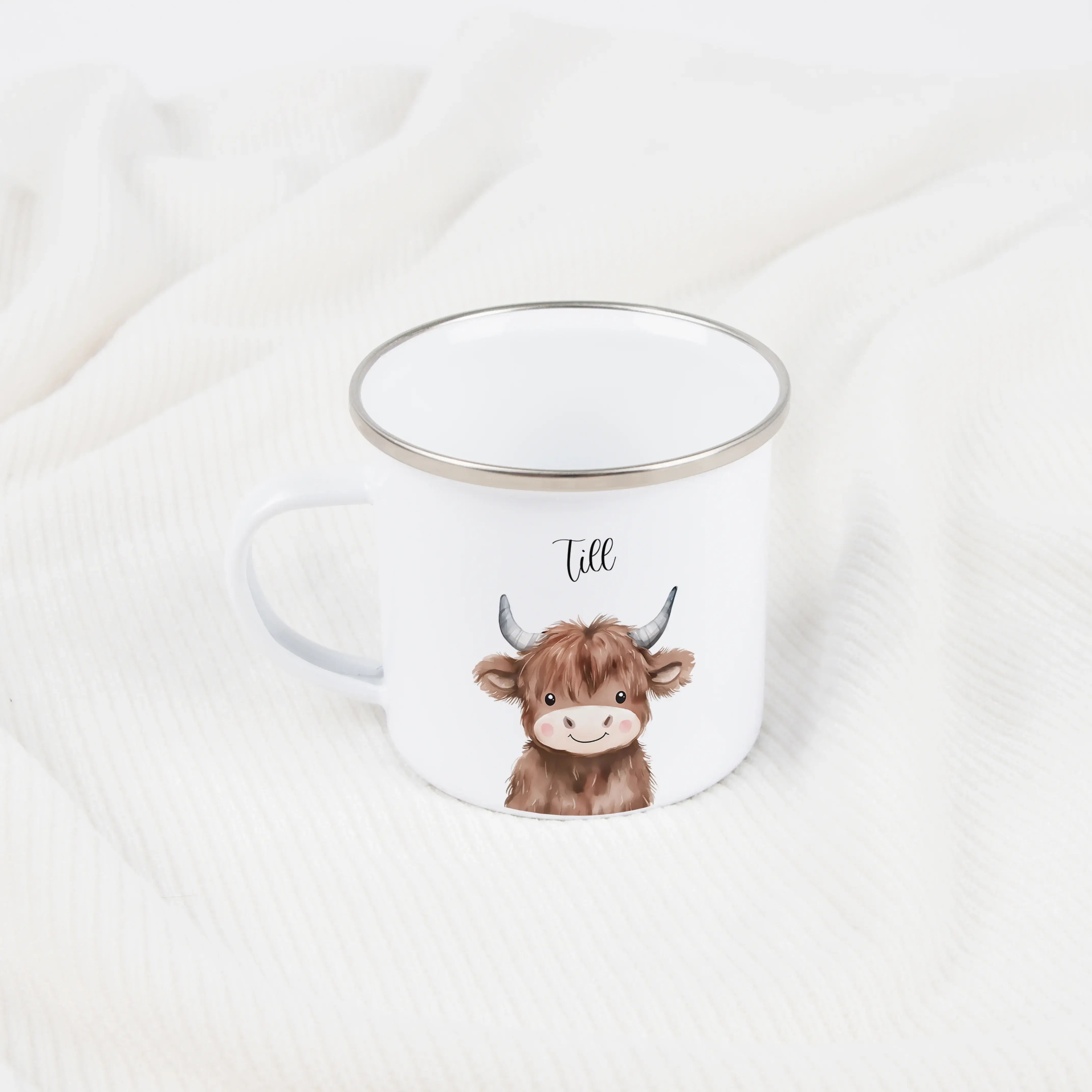 Emaille Tasse Stier Portrait-Emaille Tasse-famprints-Die Emaille Tasse Stier Portrait von famprints verbindet personalisierte Gestaltung mit einem detailreichen Tiermotiv, das die kraftvolle Ausstrahlung des Sternzeichens Stier in sanfter Aquarell-Optik e