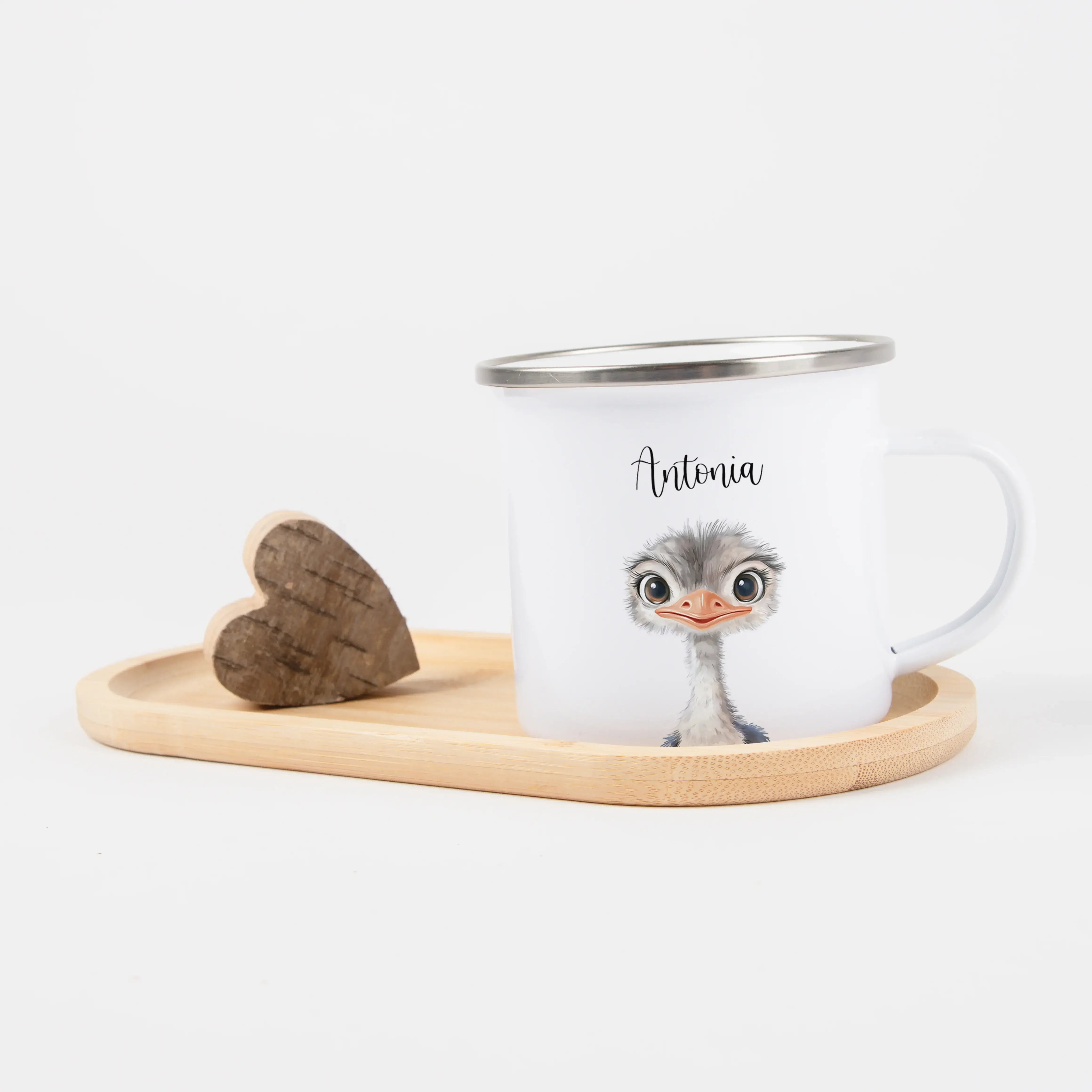Emaille Tasse Strauß Portrait-Emaille Tasse-famprints-Die Emaille Tasse Strauß Portrait von famprints ist eine liebevoll gestaltete Möglichkeit, Kindern eine ganz persönliche Freude zu machen. Mit dem sanften Straußenmotiv im Portrait-Stil entsteht ein De