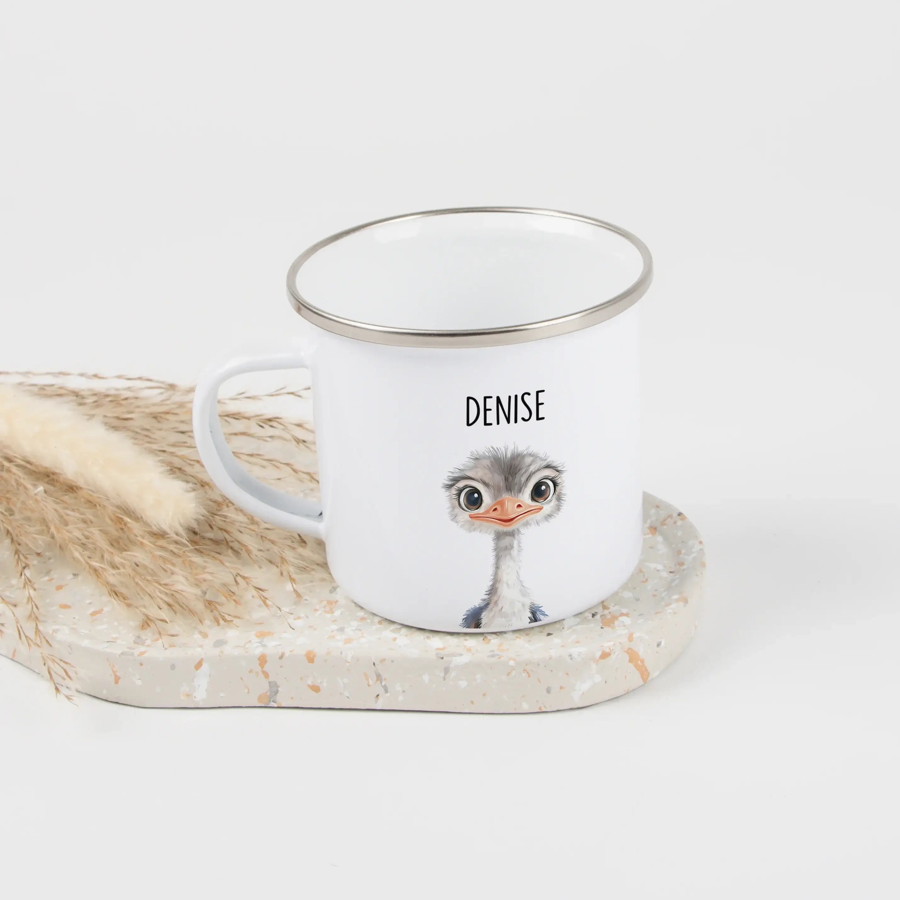 Emaille Tasse Strauß Portrait-Emaille Tasse-famprints-Die Emaille Tasse Strauß Portrait von famprints ist eine liebevoll gestaltete Möglichkeit, Kindern eine ganz persönliche Freude zu machen. Mit dem sanften Straußenmotiv im Portrait-Stil entsteht ein De