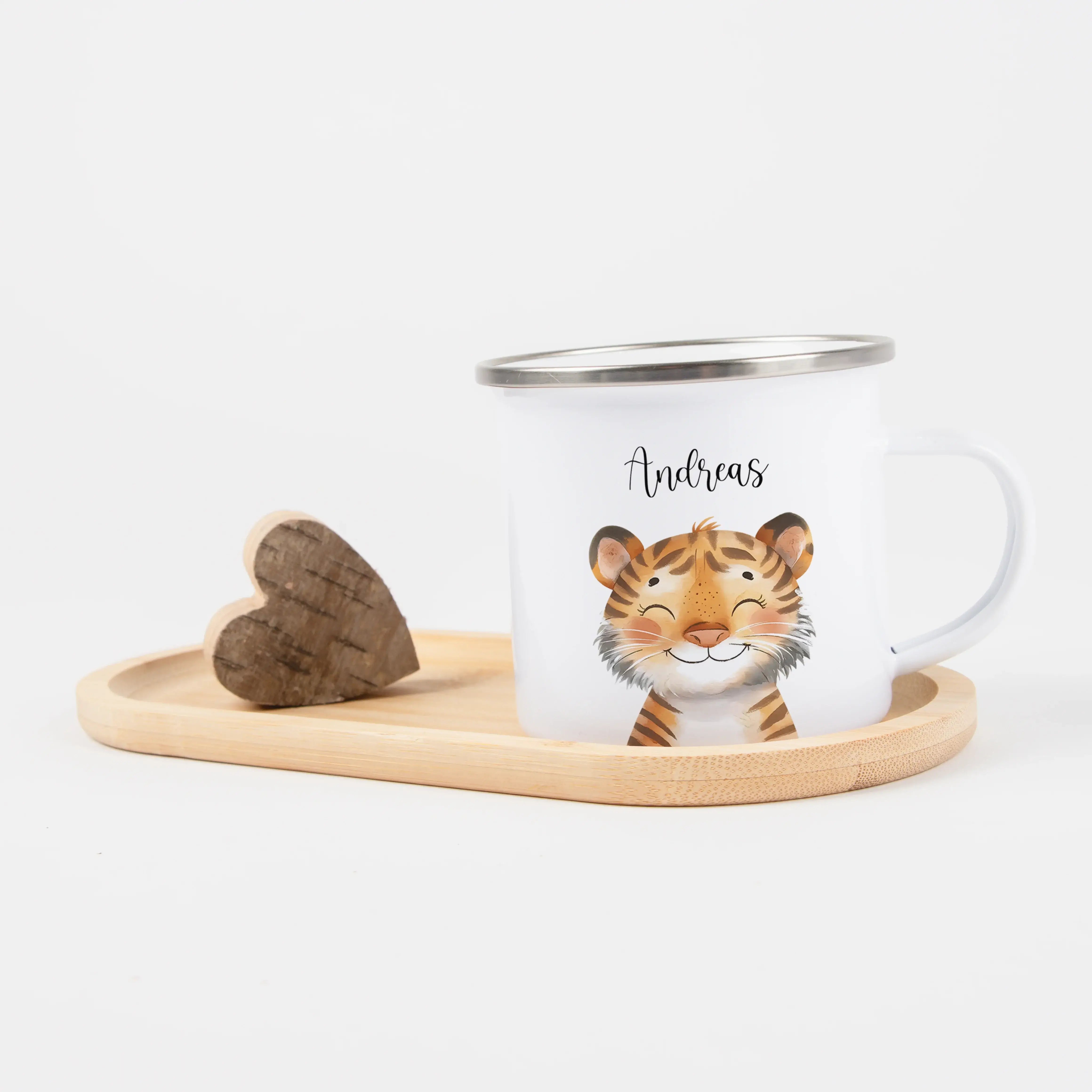 Emaille Tasse Tiger Portrait-Emaille Tasse-famprints-Die Emaille Tasse Tiger Portrait von famprints bringt ein warmes, fröhliches Tiermotiv auf den Frühstückstisch und wird dank Personalisierung schnell zum Lieblingsstück kleiner Abenteurer. Das sanft ill