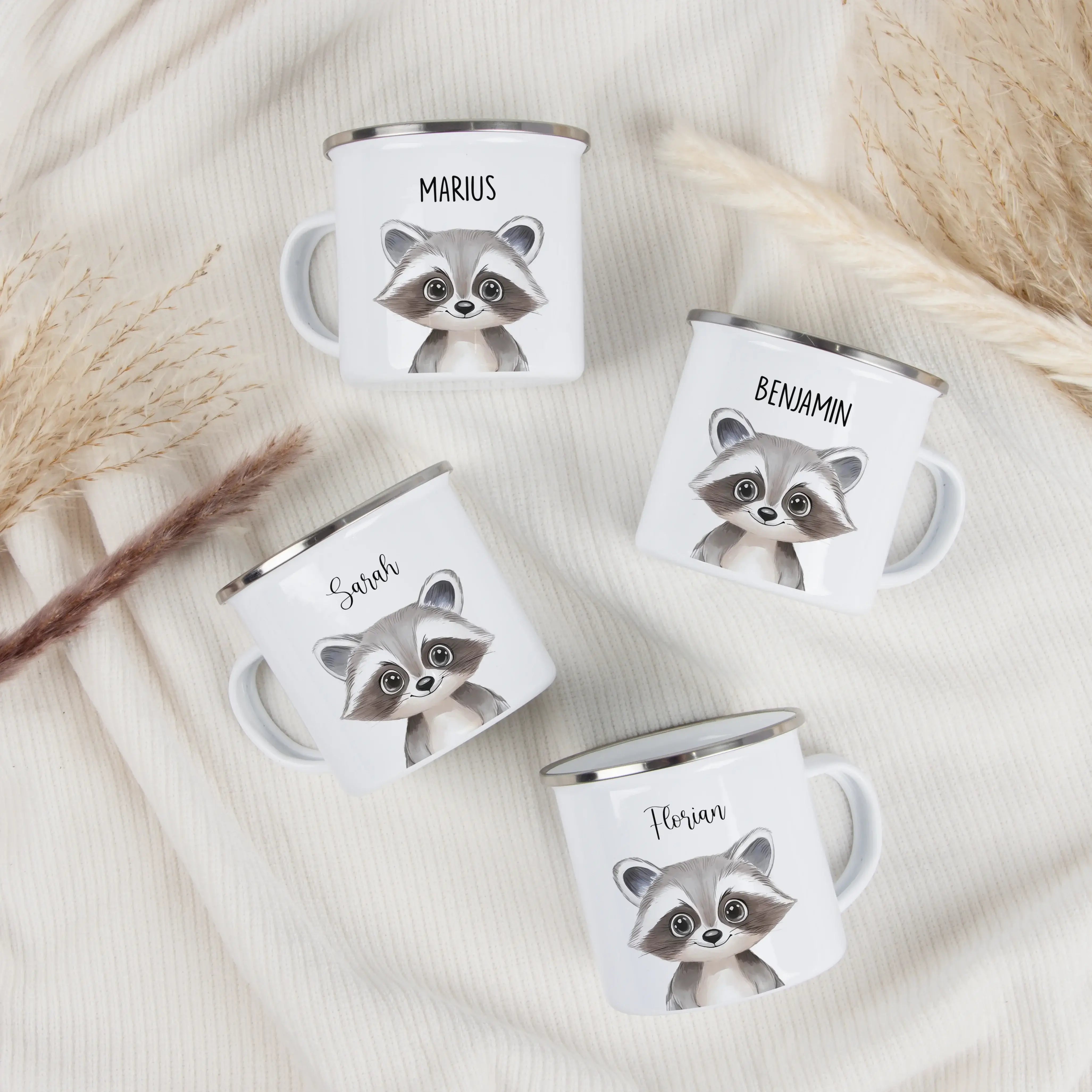 Emaille Tasse Waschbär Portrait-Emaille Tasse-famprints-Die Emaille Tasse Waschbär Portrait von famprints ist ein liebevoll gestaltetes Geschenk für Kinder und Familien, die personalisierte Produkte schätzen. Das detailreiche Waschbär-Motiv wird hochwerti