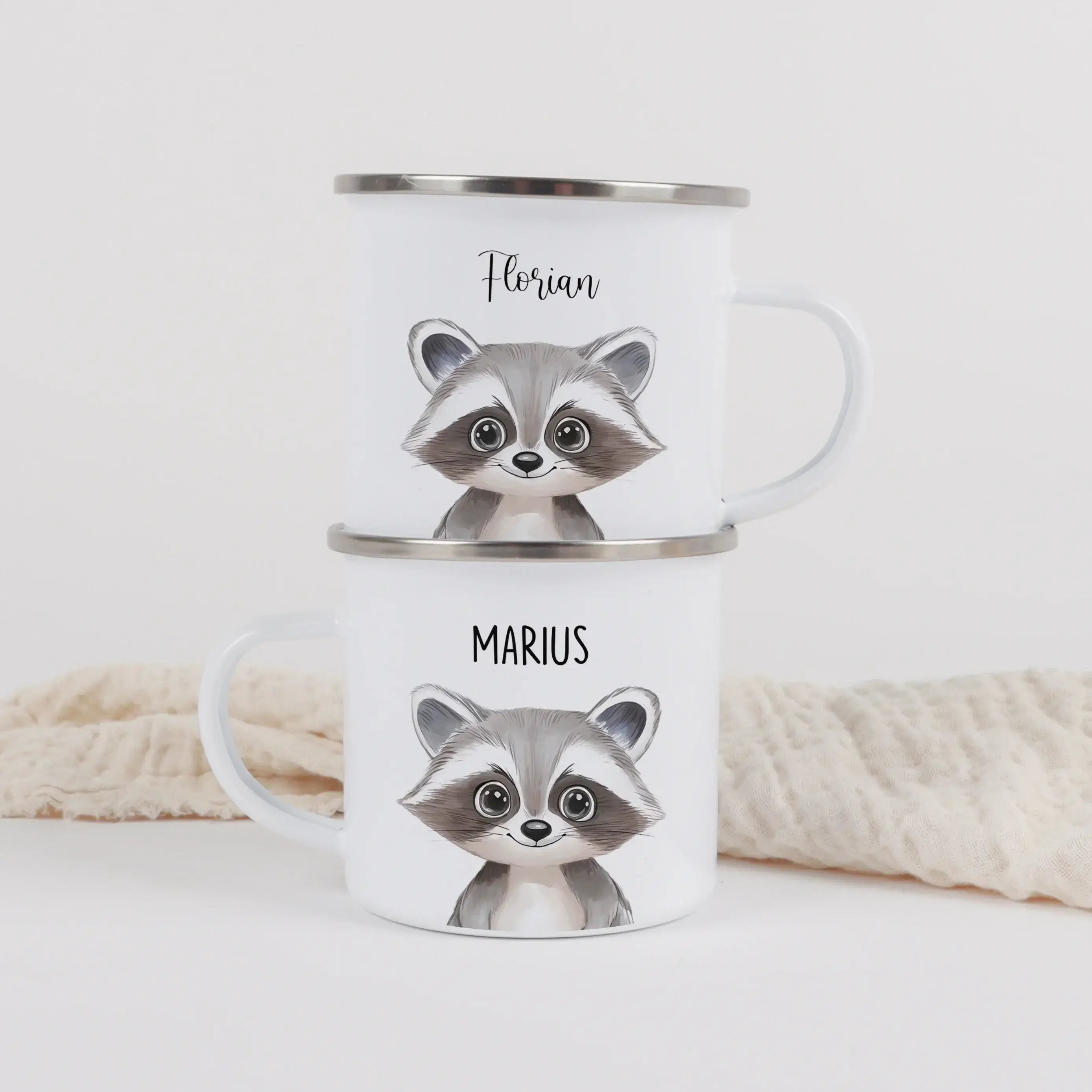 Emaille Tasse Waschbär Portrait-Emaille Tasse-famprints-Die Emaille Tasse Waschbär Portrait von famprints ist ein liebevoll gestaltetes Geschenk für Kinder und Familien, die personalisierte Produkte schätzen. Das detailreiche Waschbär-Motiv wird hochwerti