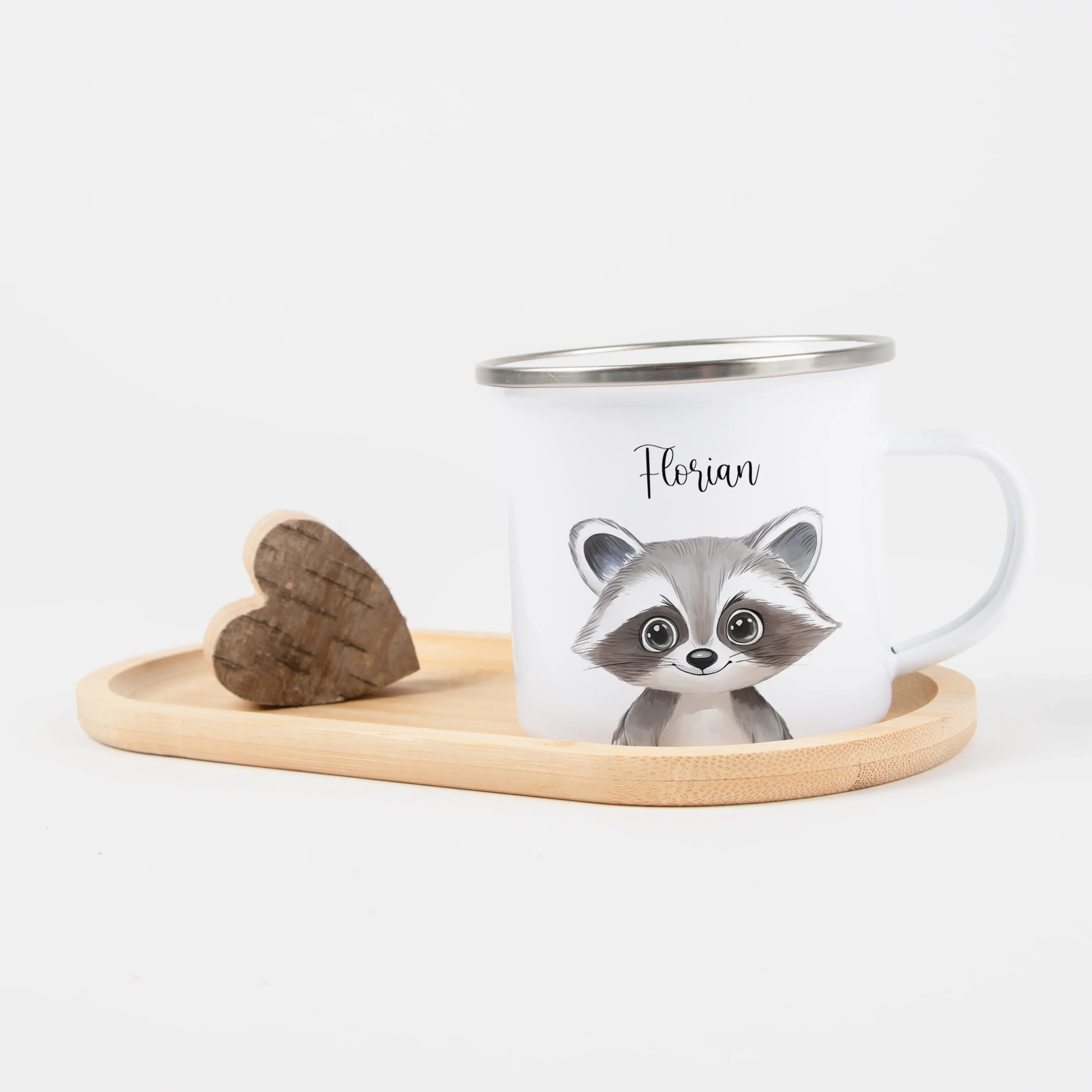 Emaille Tasse Waschbär Portrait-Emaille Tasse-famprints-Die Emaille Tasse Waschbär Portrait von famprints ist ein liebevoll gestaltetes Geschenk für Kinder und Familien, die personalisierte Produkte schätzen. Das detailreiche Waschbär-Motiv wird hochwerti