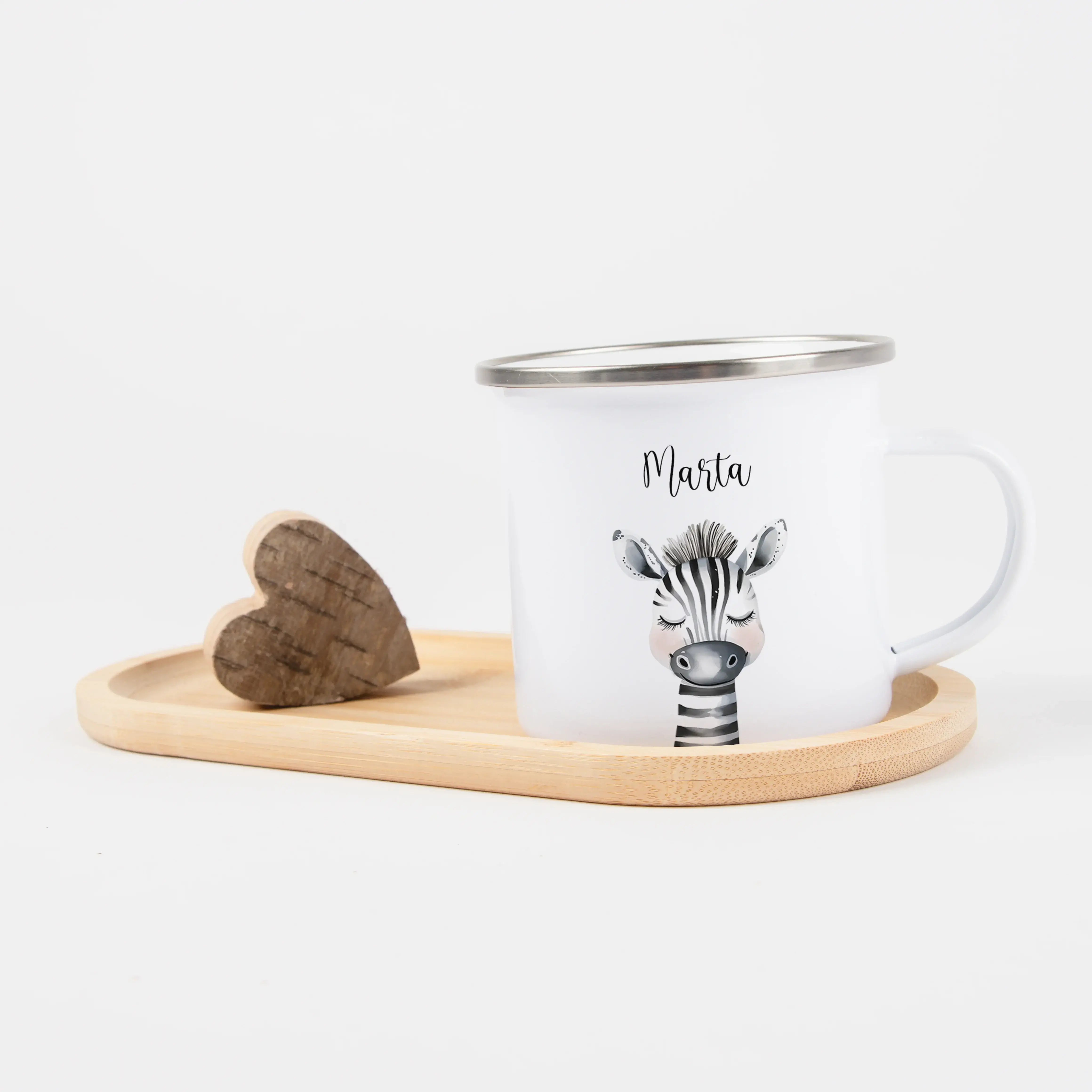 Emaille Tasse Zebra Portrait-Emaille Tasse-famprints-Die Emaille Tasse Zebra Portrait ist ein liebevoll gestaltetes, personalisiertes Geschenk für Kinder, das Alltag und besondere Anlässe verbindet. Mit dem individuellen Namen wird aus einer schlichten Em
