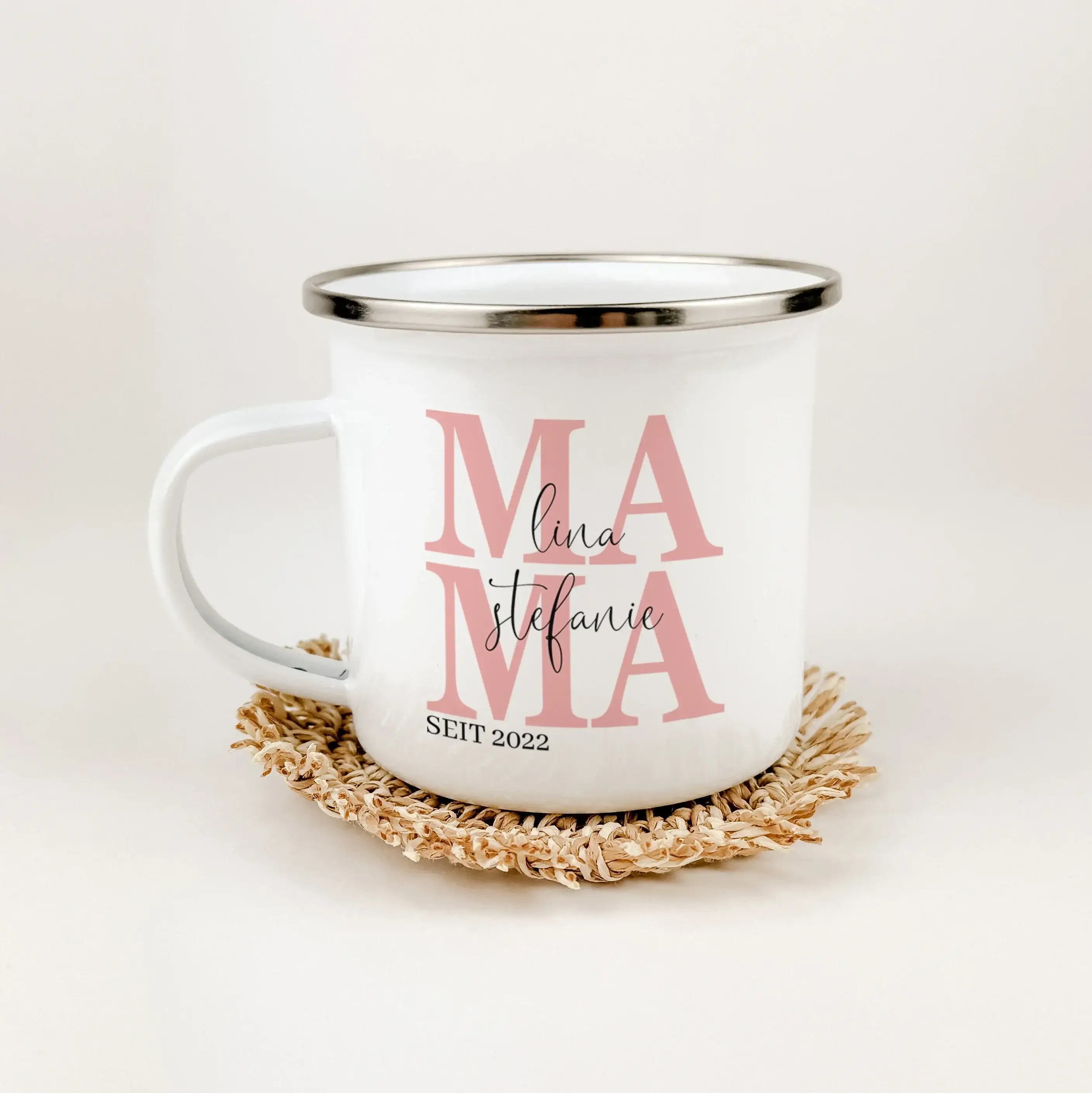 Emaille Tasse Mama seit - Emaille Tasse - famprints - Entdecke die perfekte Art, deiner Mama zu zeigen, wie viel sie dir bedeutet – mit unserer personalisierten Emaille Tasse „Mama seit“. Diese Tasse ist nicht nur ein praktisches Alltagsobjekt, sondern ei