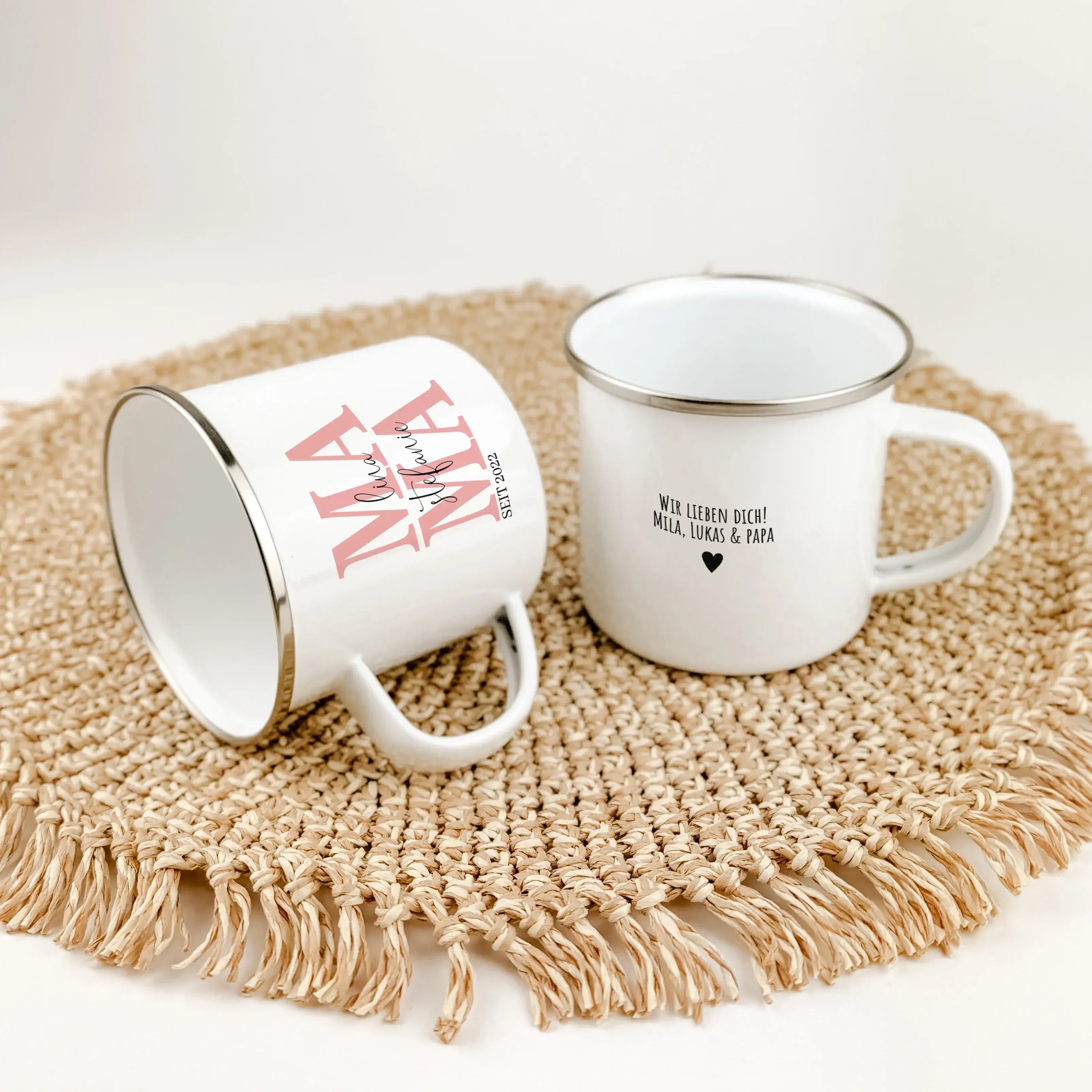 Emaille Tasse Mama seit - Emaille Tasse - famprints - Entdecke die perfekte Art, deiner Mama zu zeigen, wie viel sie dir bedeutet – mit unserer personalisierten Emaille Tasse „Mama seit“. Diese Tasse ist nicht nur ein praktisches Alltagsobjekt, sondern ei