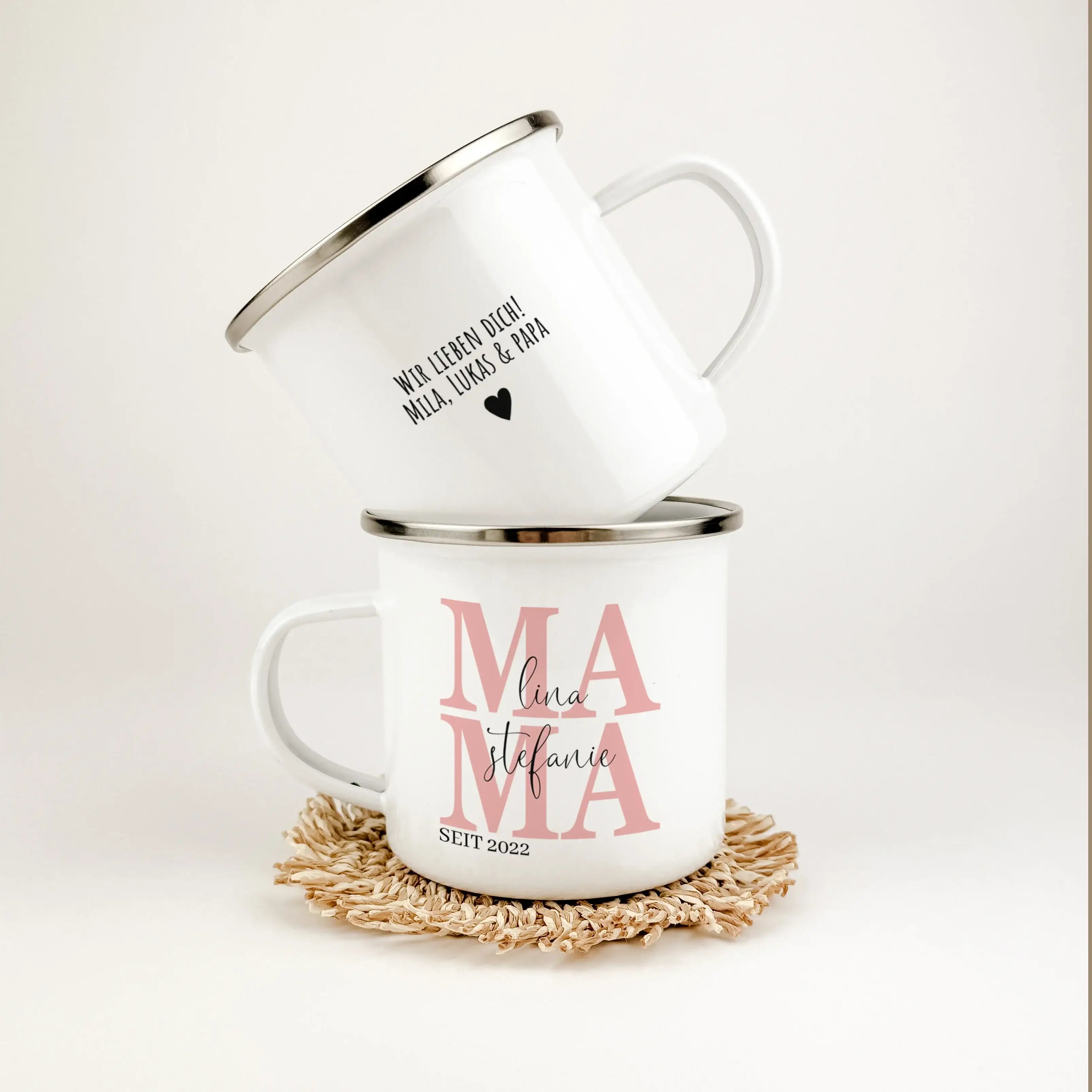 Emaille Tasse Mama seit - Emaille Tasse - famprints - Entdecke die perfekte Art, deiner Mama zu zeigen, wie viel sie dir bedeutet – mit unserer personalisierten Emaille Tasse „Mama seit“. Diese Tasse ist nicht nur ein praktisches Alltagsobjekt, sondern ei